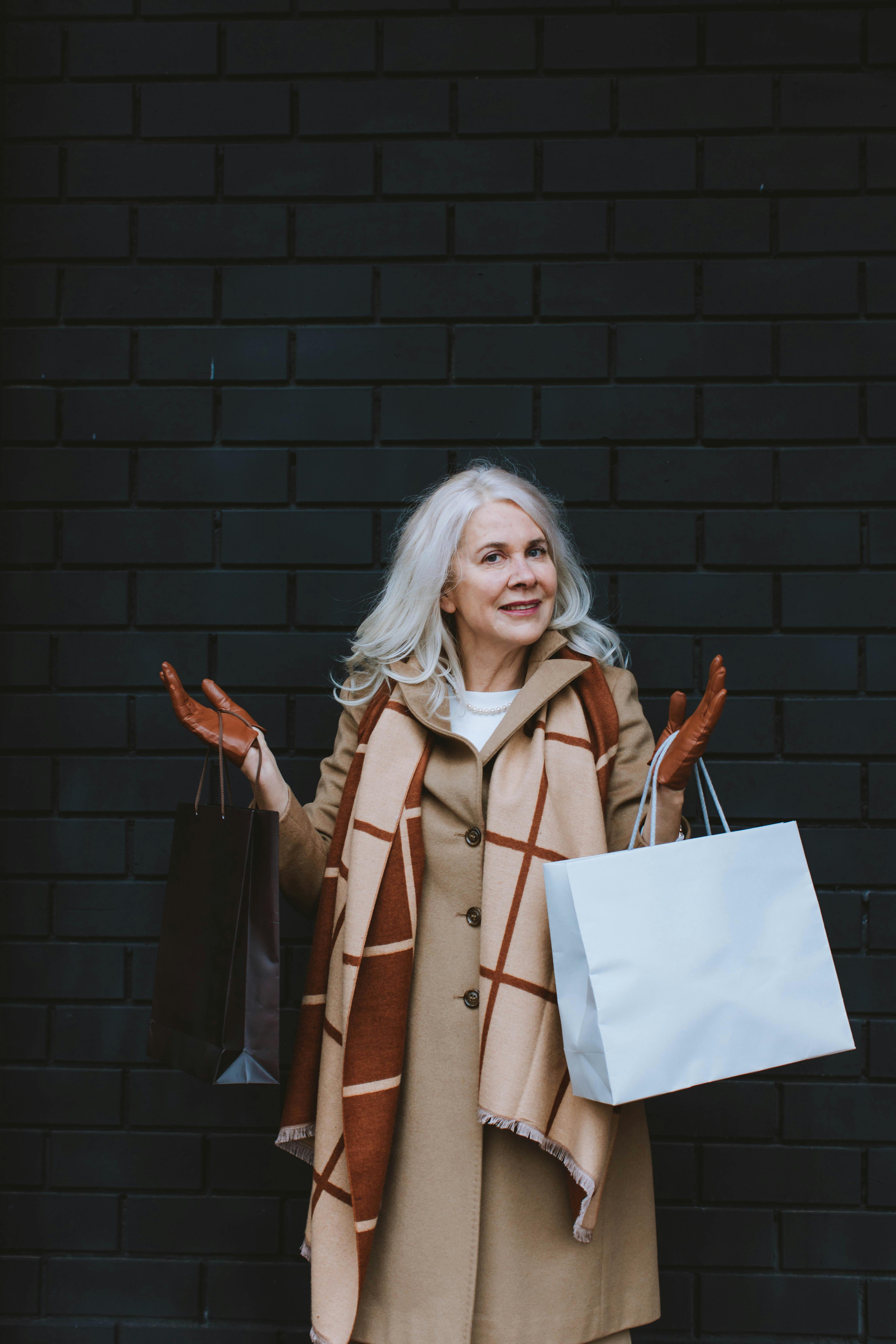 Une élégante femme âgée tenant des sacs de courses | Source : Pexels