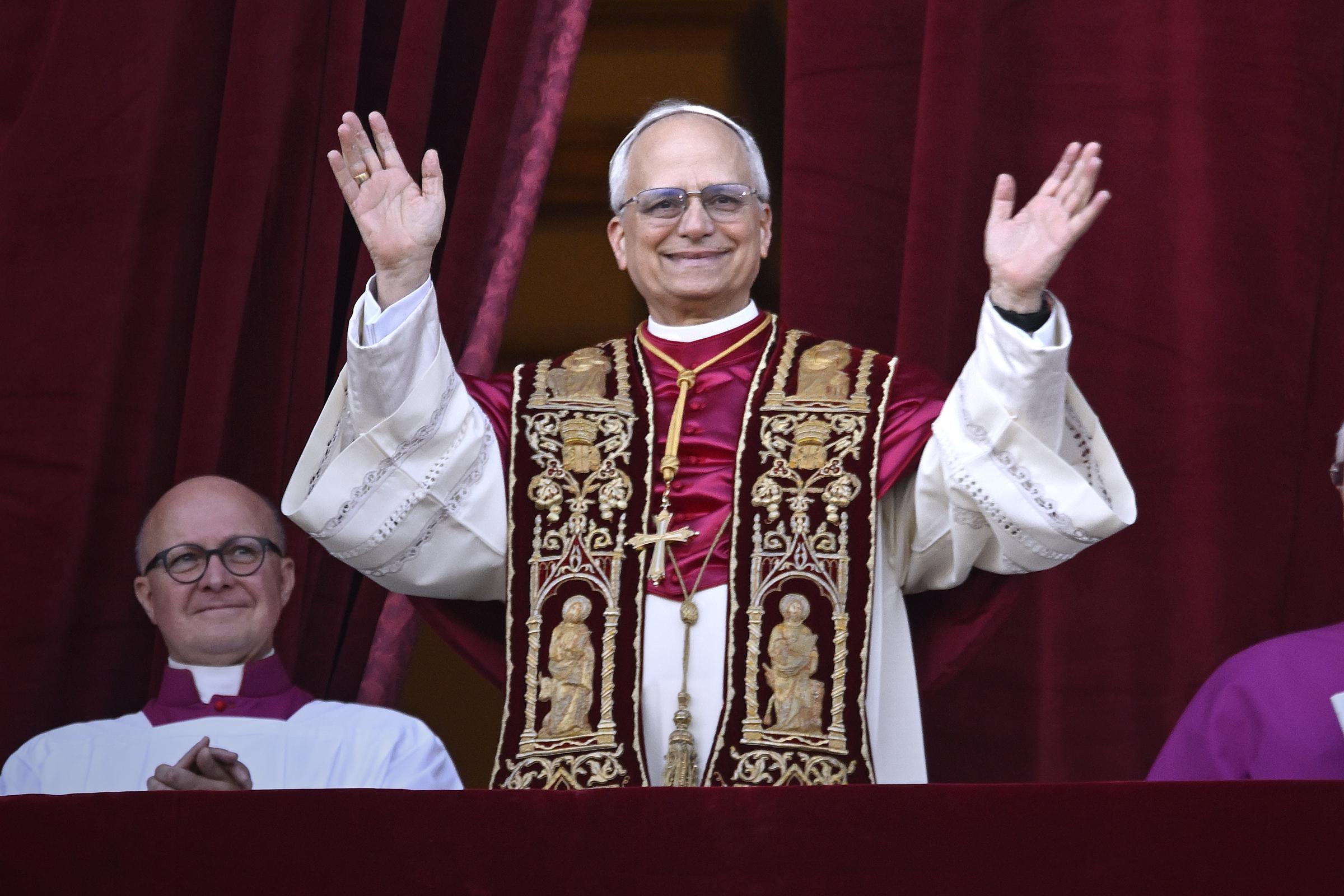 Le cardinal Robert Prevost, pape Léon XIV, 267e pape de l'histoire, apparaît devant ses fidèles depuis le balcon de la basilique Saint-Pierre, le 8 mai 2025, au Vatican I Source : Getty Images