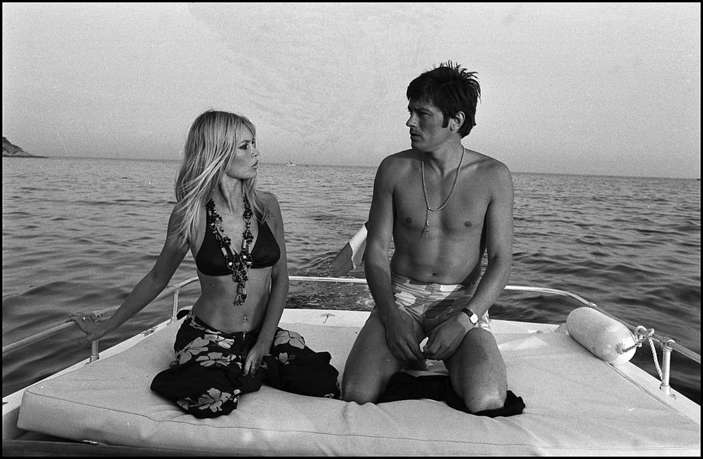 Brigitte Bardot à Saint-Tropez en août 1968 avec Alain Delon. | Photo : Getty Images