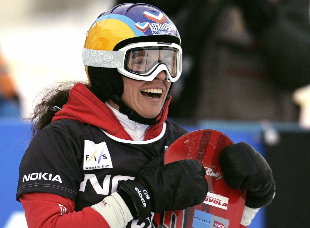 Julie Pomagalski de France participe à la finale du slalom géant parallèle de snowboard féminin le jour 13 des Jeux Olympiques d'hiver de Turin 2006. | Photo : Getty Images