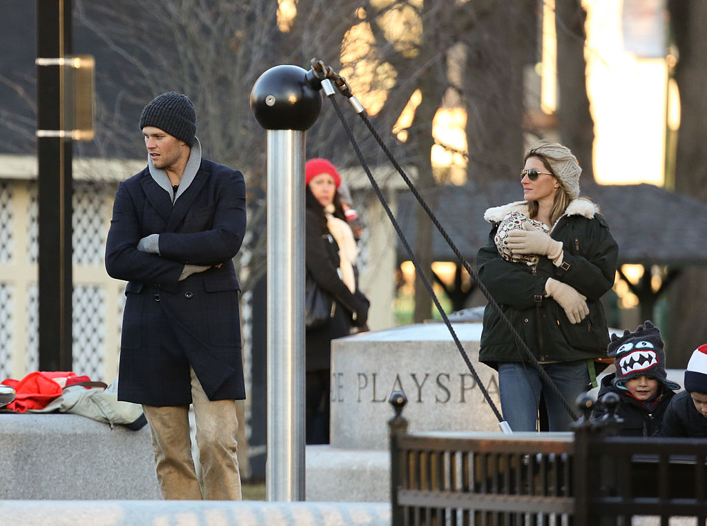 Gisele Bundchen et Tom Brady avec leurs enfants, Vivian Brady, John Moynahan et Benjamin Brady sont vus le 07 décembre 2013 à Boston, Massachusetts. (Photo by Stickman/Bauer-Griffin/GC Images)