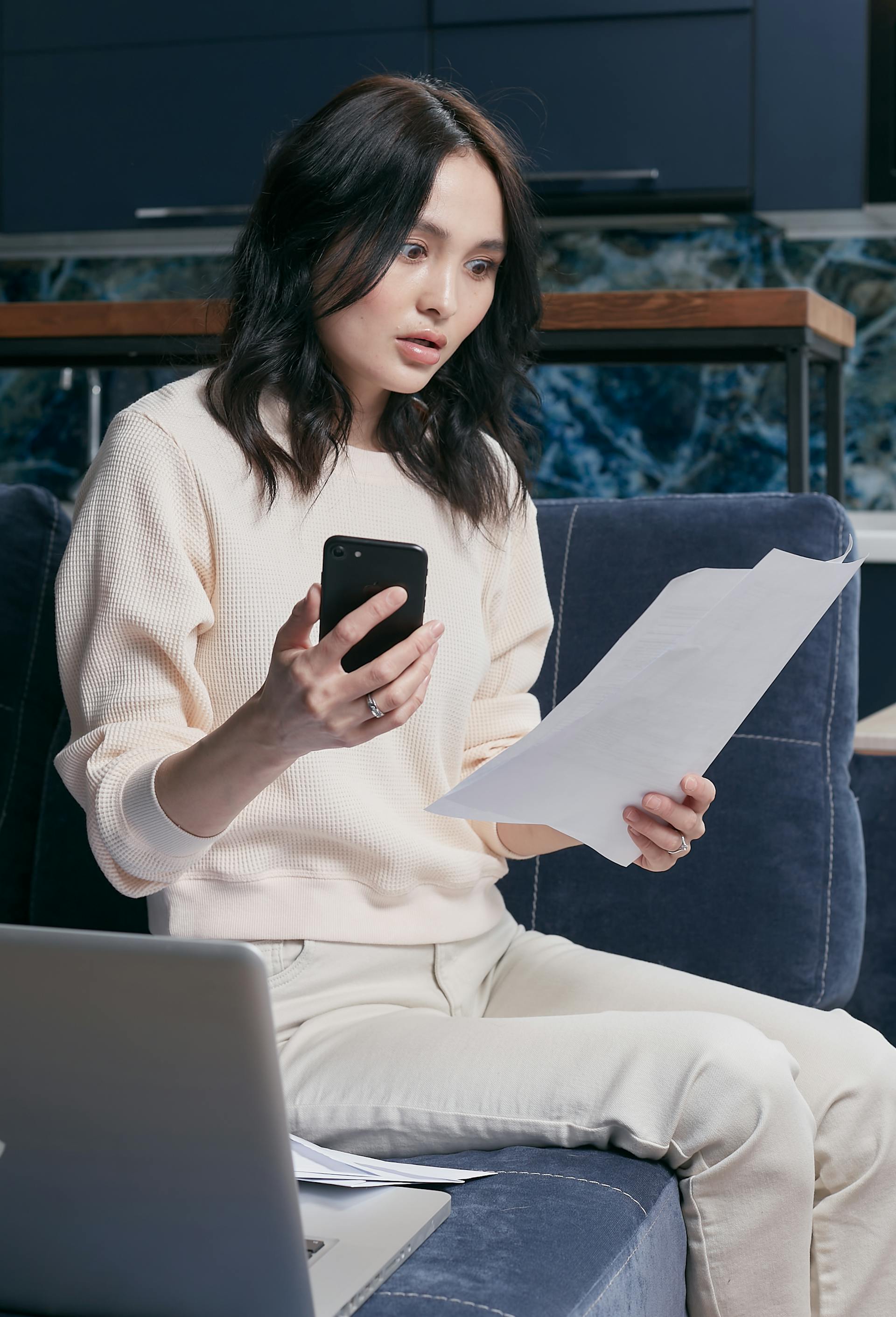 Une femme choquée regarde des documents | Source : Pexels