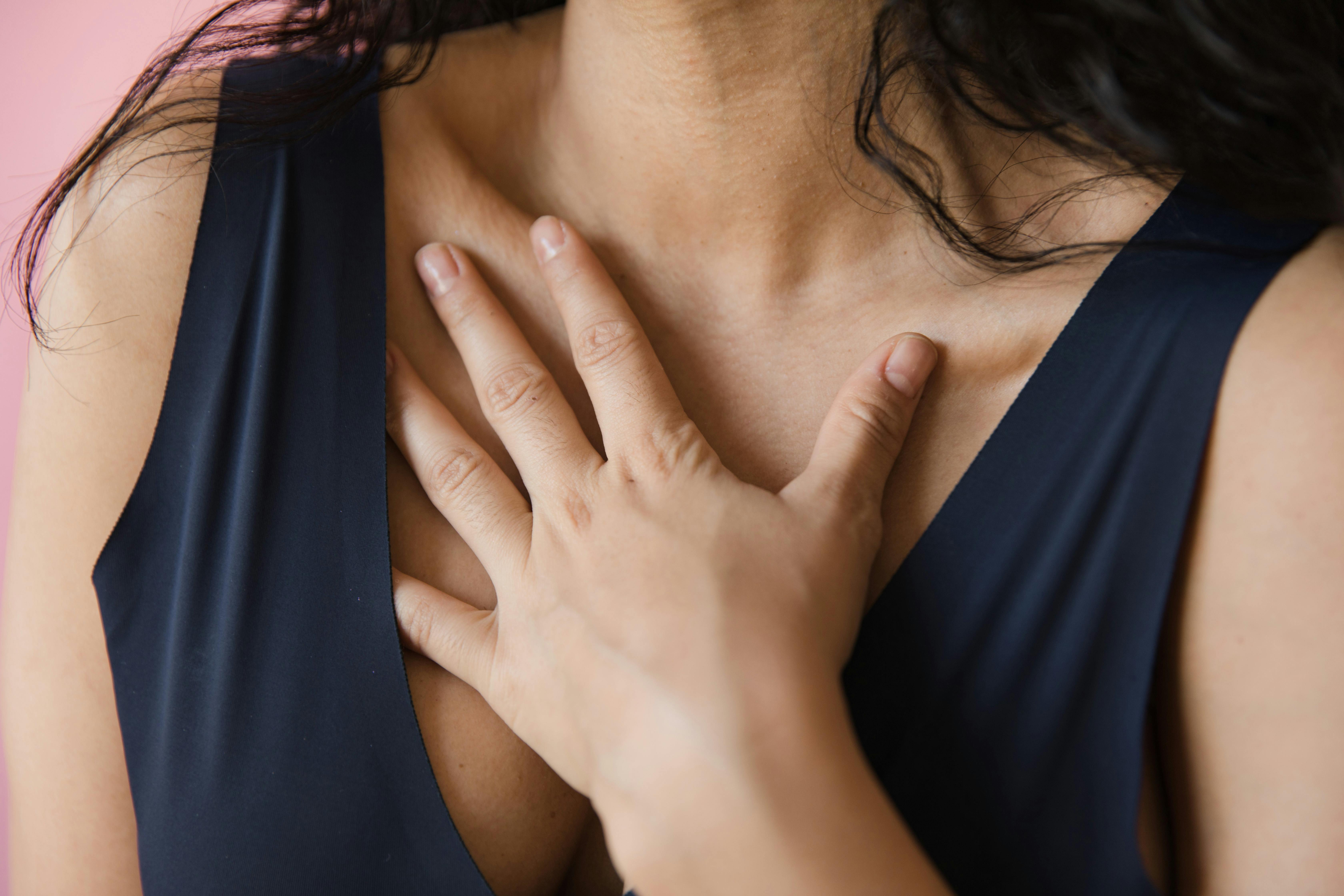 La main d'une femme sur sa poitrine | Source : Pexels