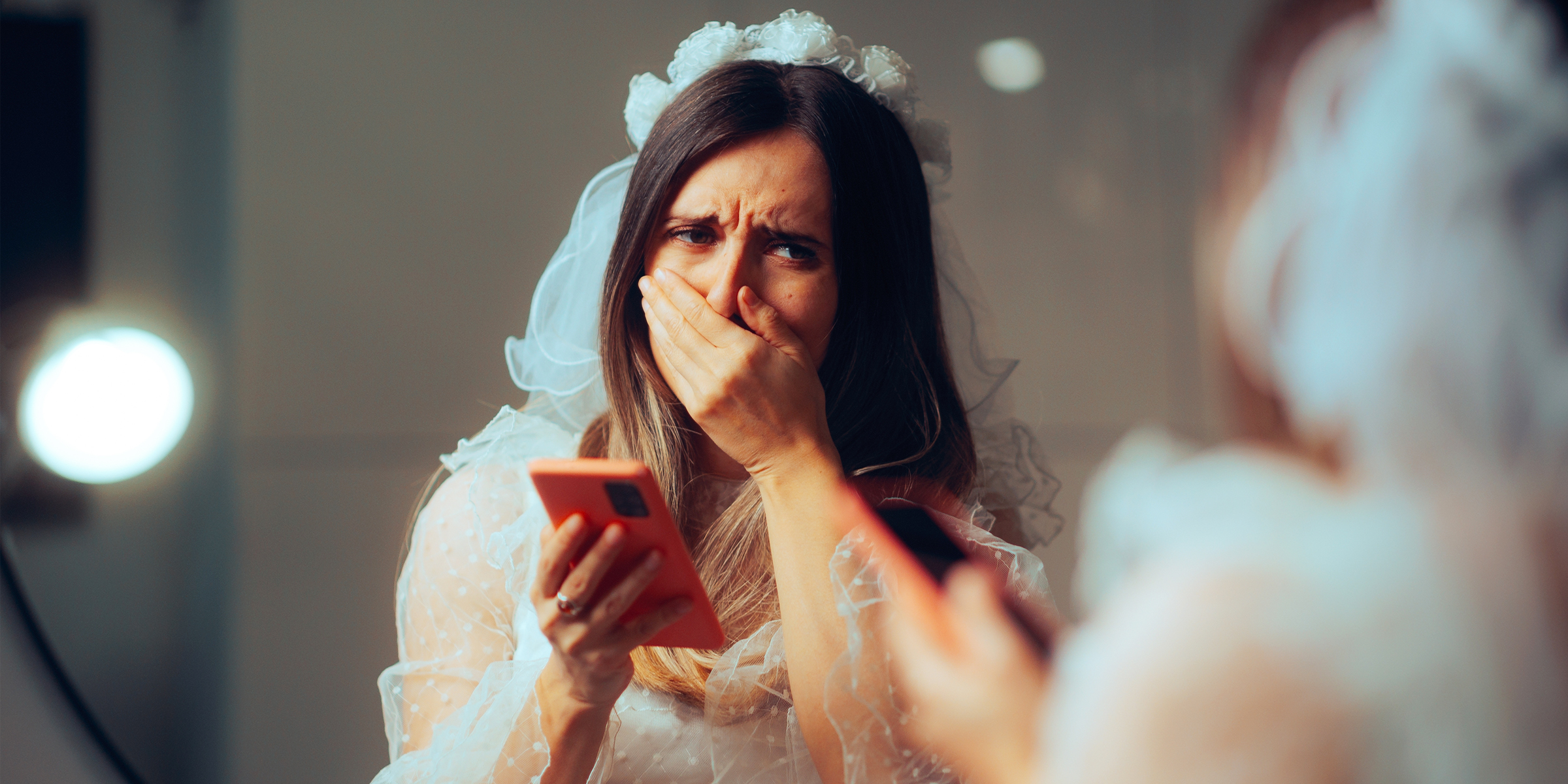 Une femme réagissant à un message sur son téléphone | Source : Shutterstock