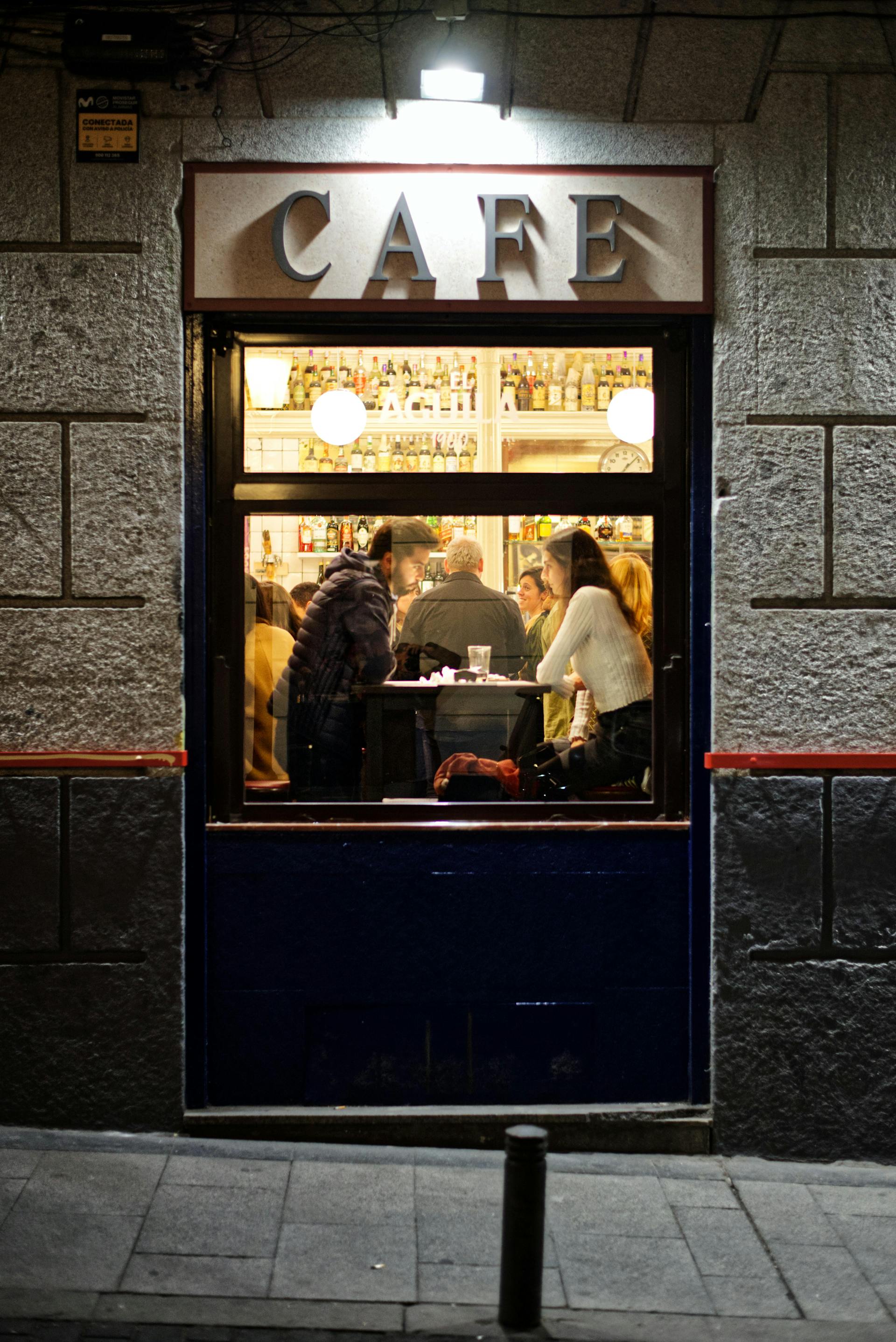 Un homme et une femme se rencontrant dans un café | Source : Pexels