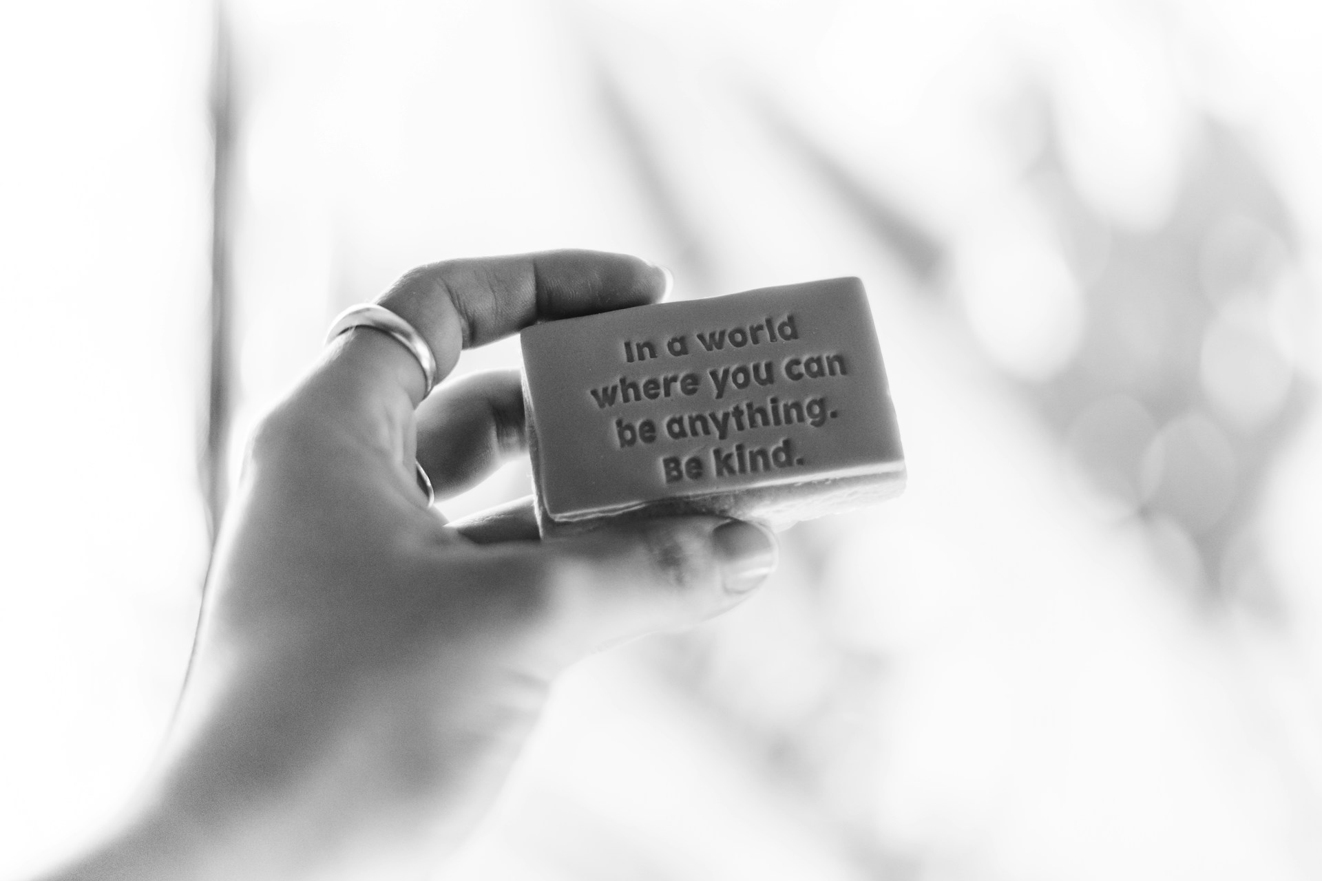 Une femme portant un message puissant dans sa main | Source : Unsplash