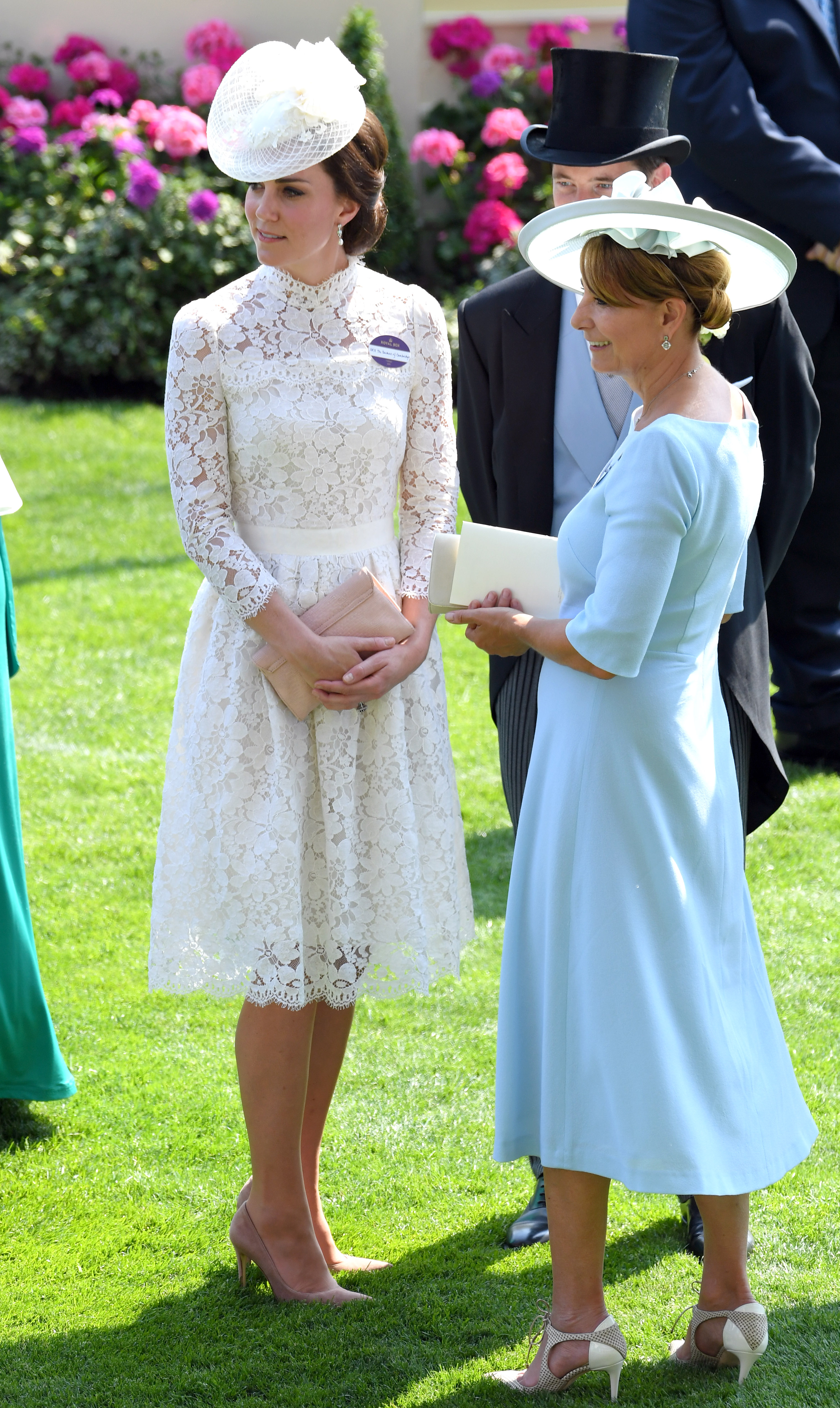 Catherine, duchesse de Cambridge et Carole Middleton assistent au Royal Ascot 2017 à l'hippodrome d'Ascot en Angleterre, le 20 juin 2017 . | Source : Getty Images