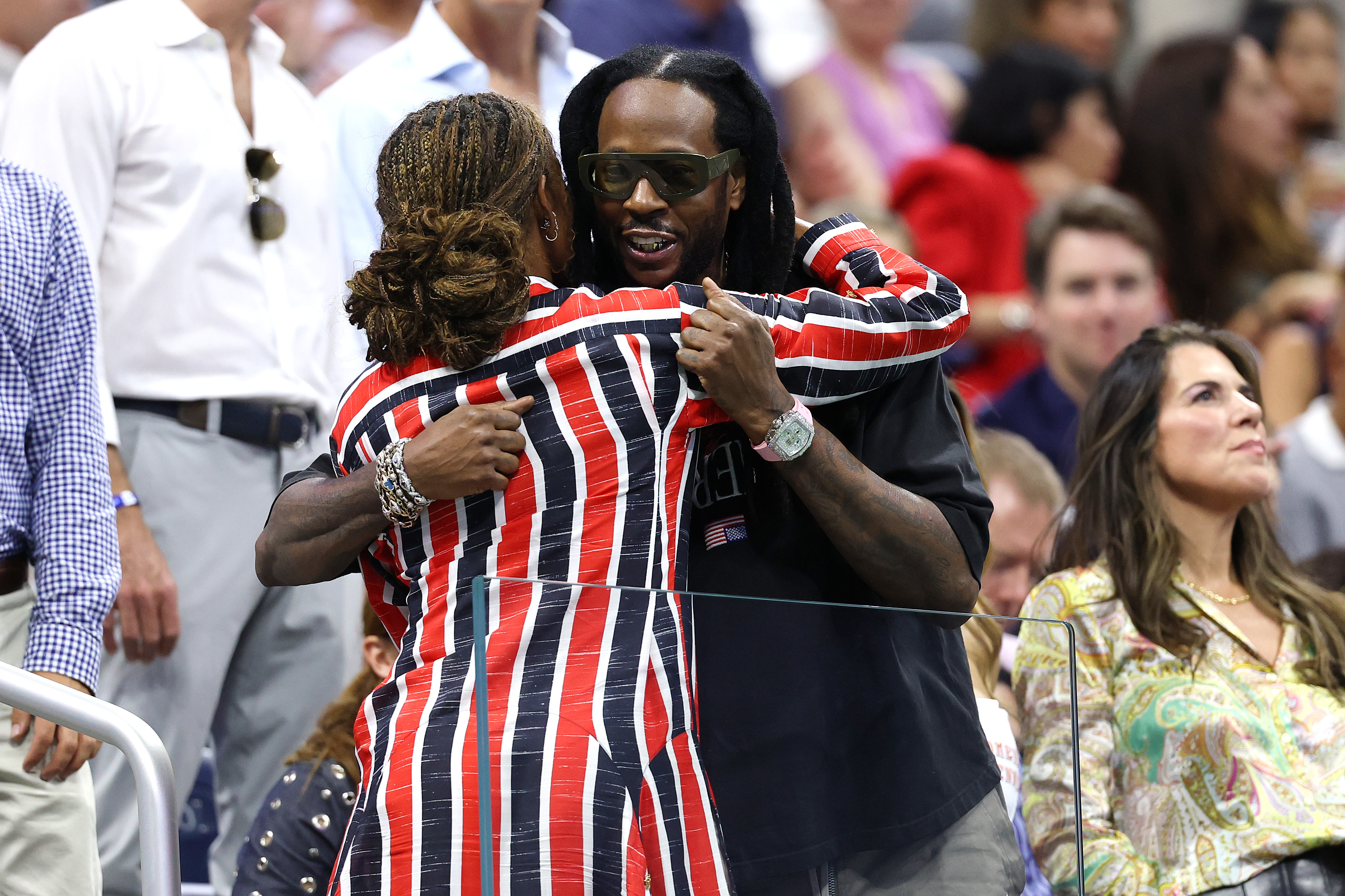 Sa présence à l'US Open dégageait aussi une ambiance bien plus détendue et conviviale que les événements soigneusement mis en scène de ses années à la Maison Blanche. On a pu voir Michelle saluer chaleureusement les autres invités entre deux matchs, ce qui montre bien à quel point ce nouveau chapitre de sa vie publique est différent. | Source : Getty Images