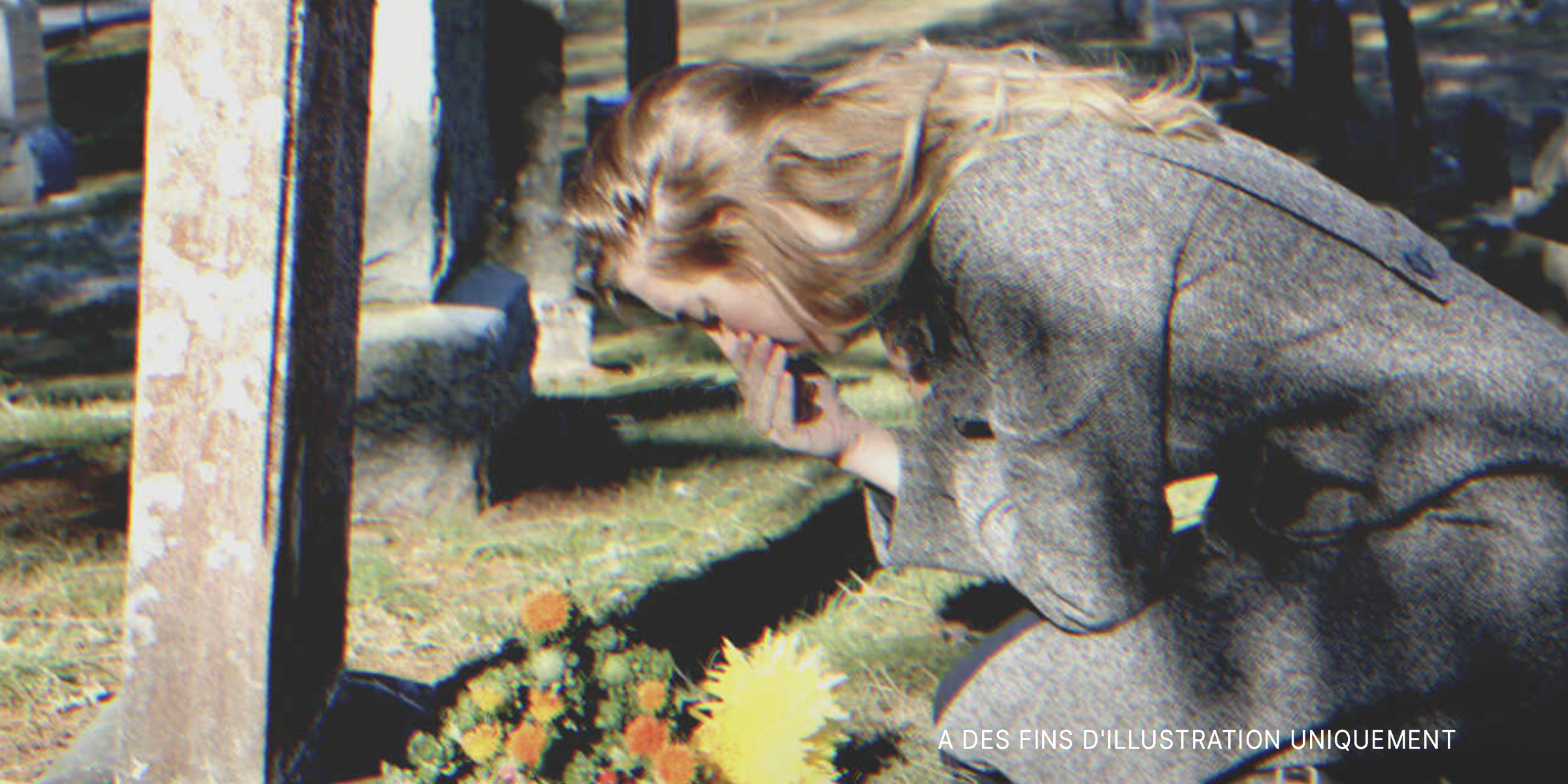 Femme en deuil près d'une tombe | Source : Flickr