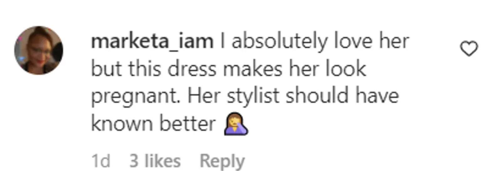 Une femme commente le choix de la tenue de Jennifer Coolidge. | Source : Instagram.com/jennifercoolidge