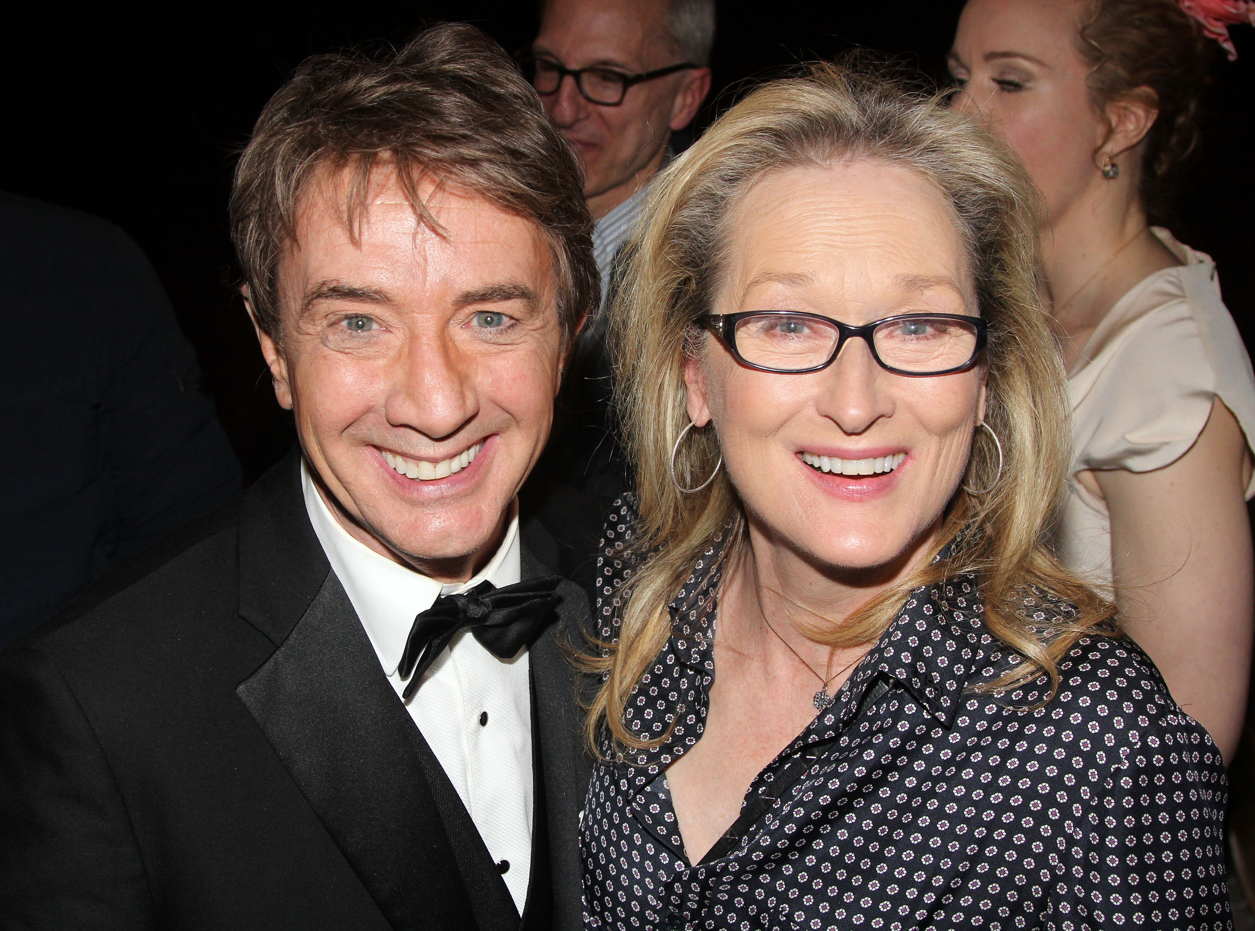 Martin Short et Meryl Streep posent dans les coulisses de la pièce à succès "It's Only a Play" à Broadway au Jacobs Theater à New York, le 3 février 2015. | Source : Getty Images