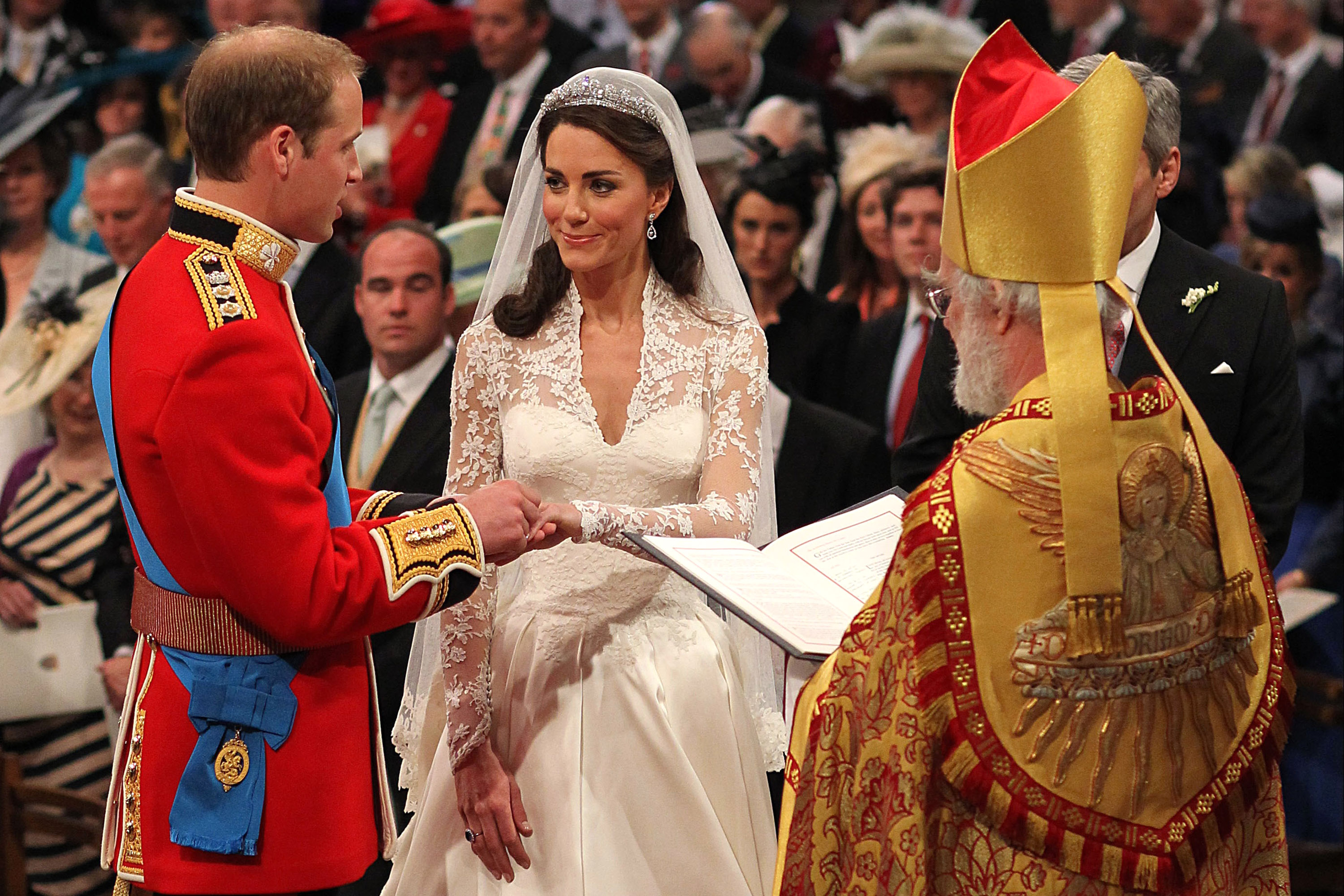 Le prince William échange des anneaux avec Catherine Middleton à l'intérieur de l'abbaye de Westminster, le 29 avril 2011, à Londres, en Angleterre. | Source : Getty Images