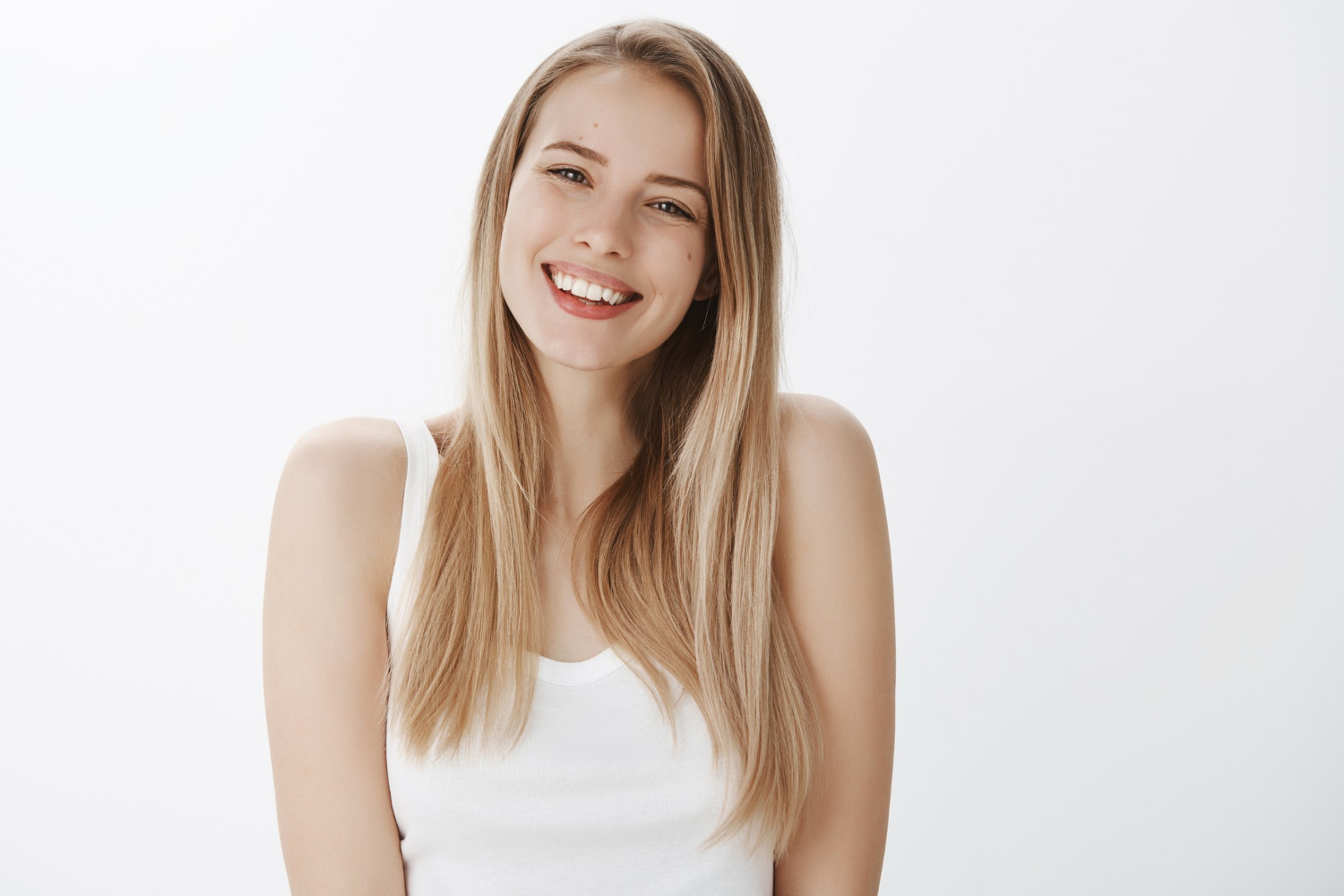 Une femme joyeuse avec un sourire bienveillant | Source : Freepik