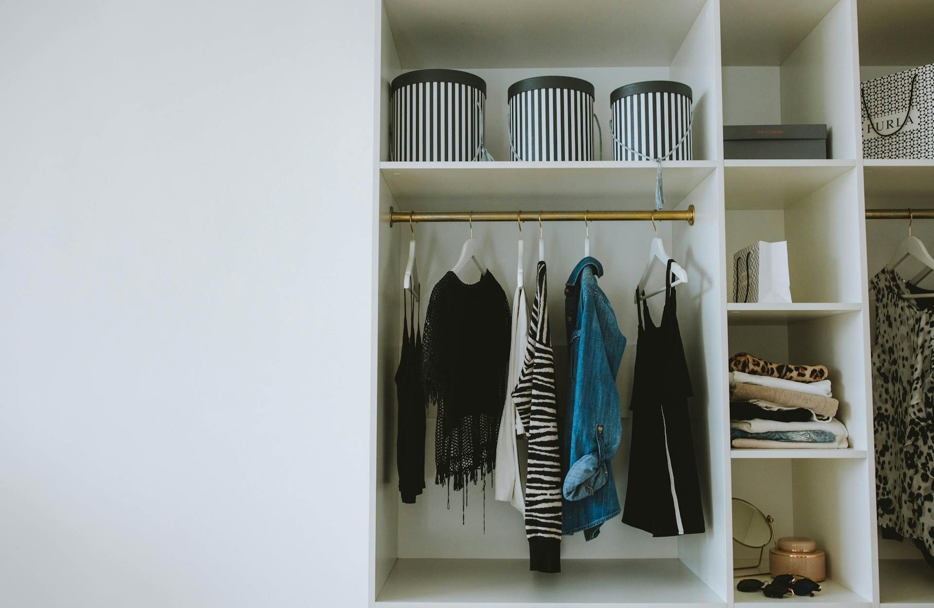 Des vêtements suspendus dans un placard | Source : Pexels