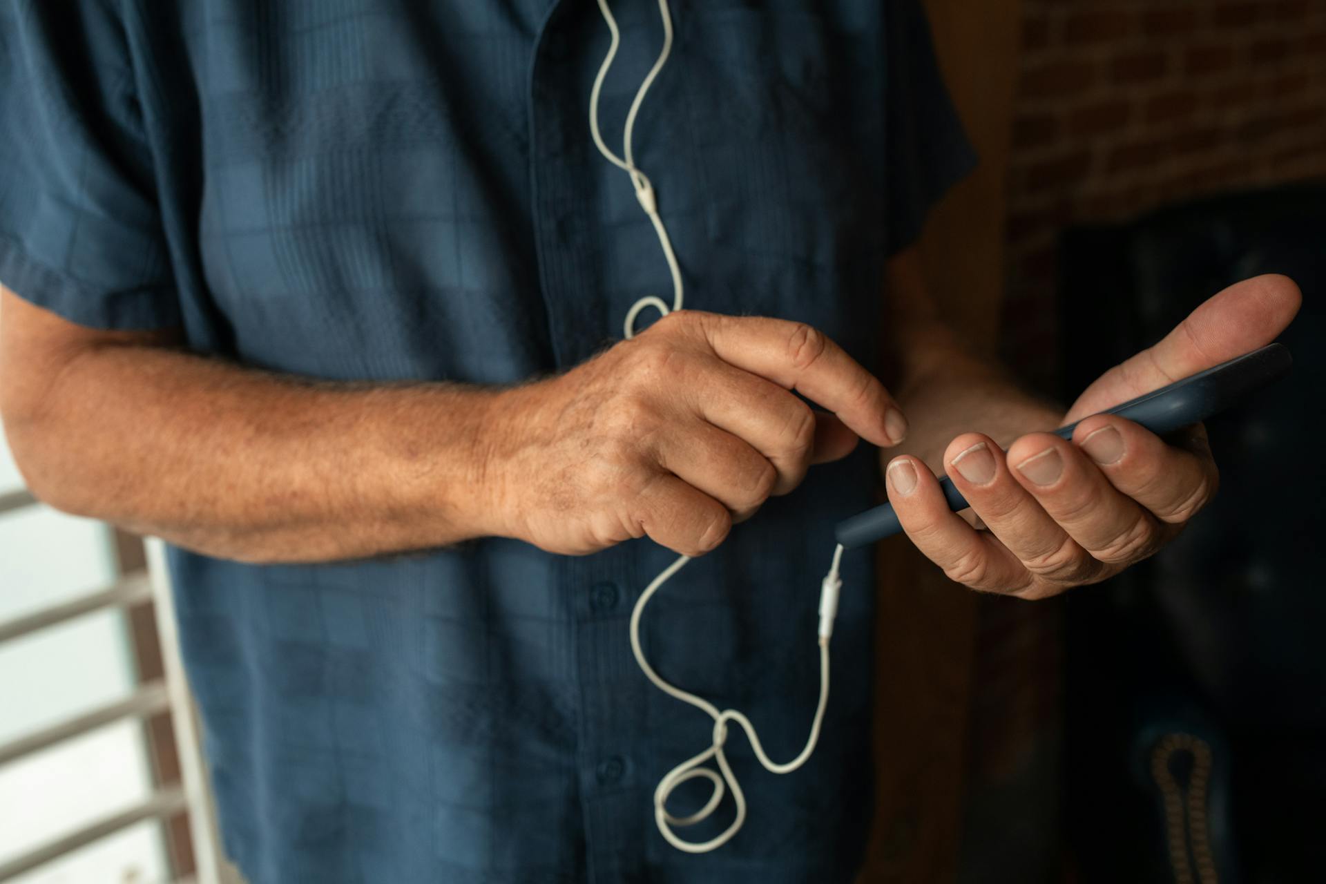 Un homme utilisant son téléphone | Source : Pexels