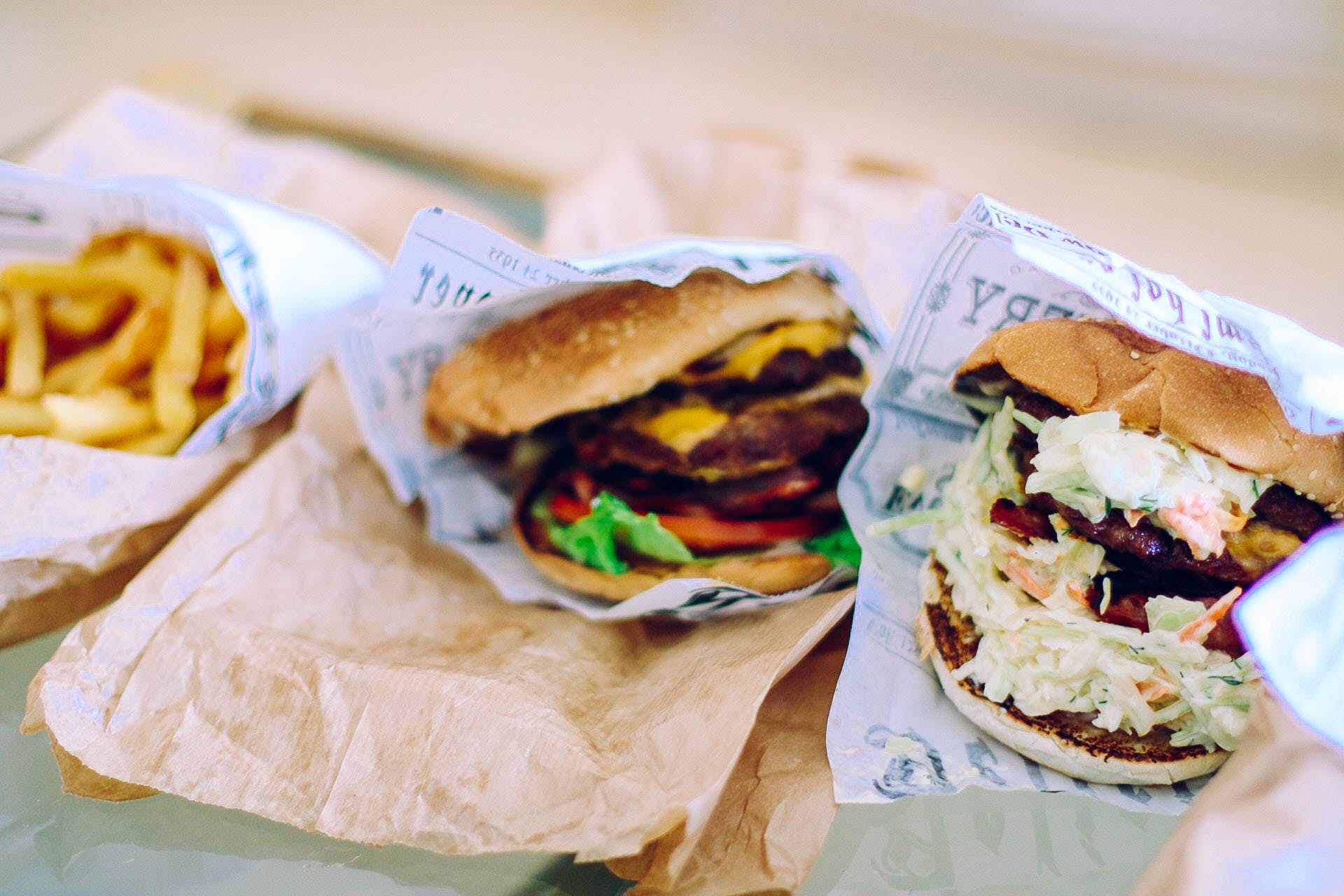 Hamburger et frites | Source : Pexels