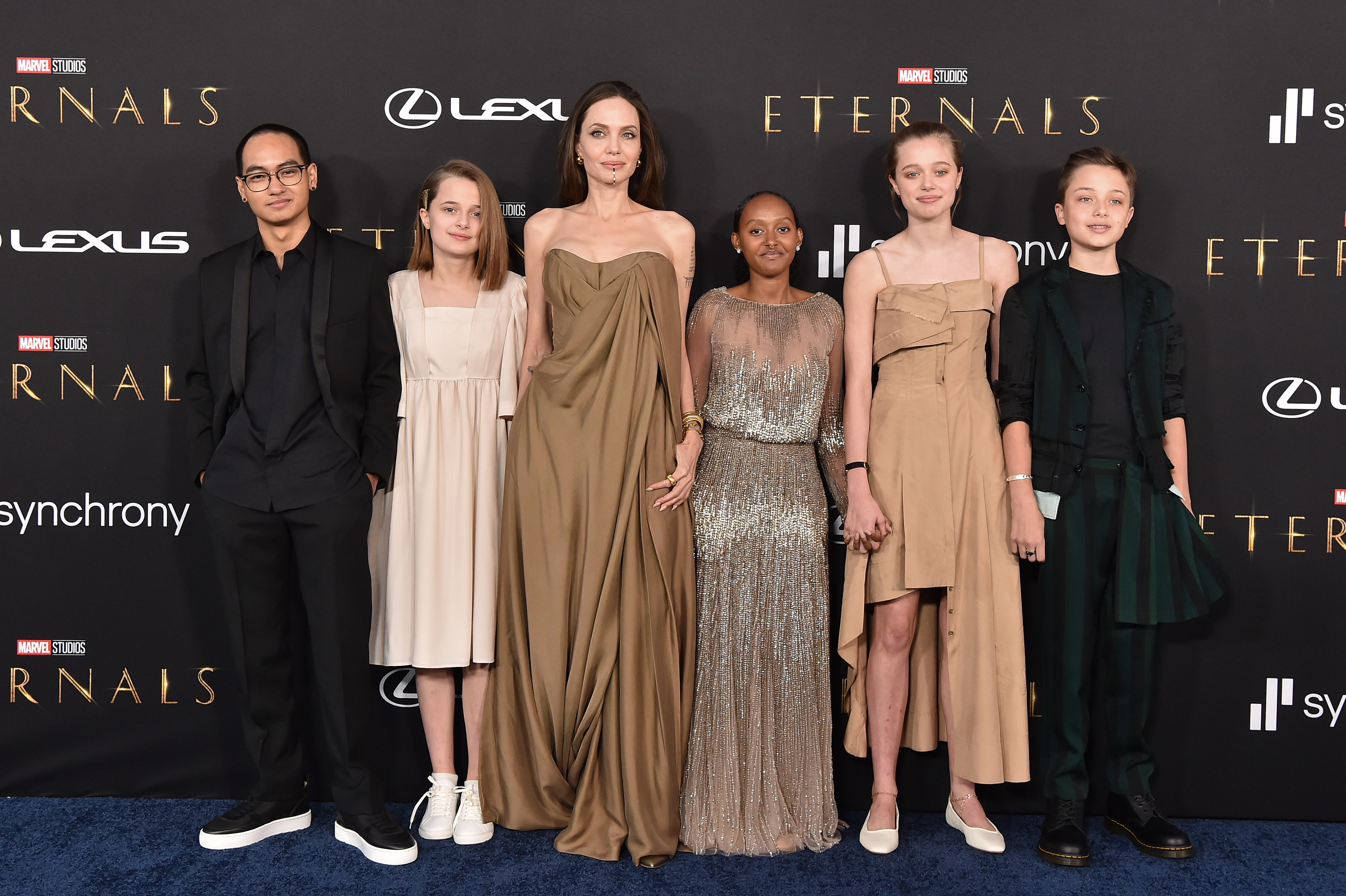 Maddox, Vivienne, Angelina Jolie, Knox, Shiloh et Zahara Jolie-Pitt assistent à la première à Los Angeles du film "Les Eternels" de Marvel Studios, à Los Angeles, en Californie, le 18 octobre 2021. | Source : Getty Images