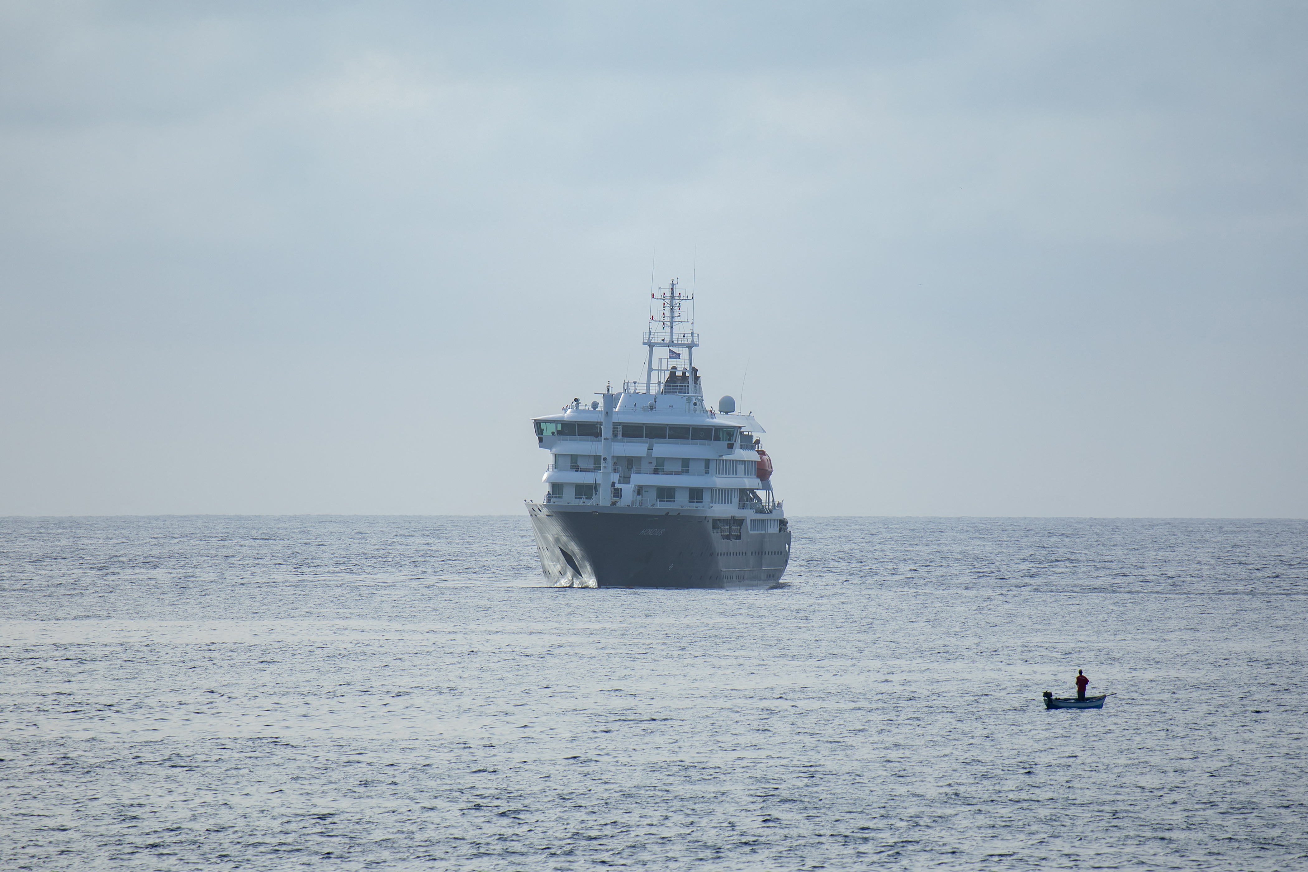 Le paquebot MV Hondius au large du port de Praia, capitale du Cap-Vert, le 4 mai 2026. | Source : Getty Images