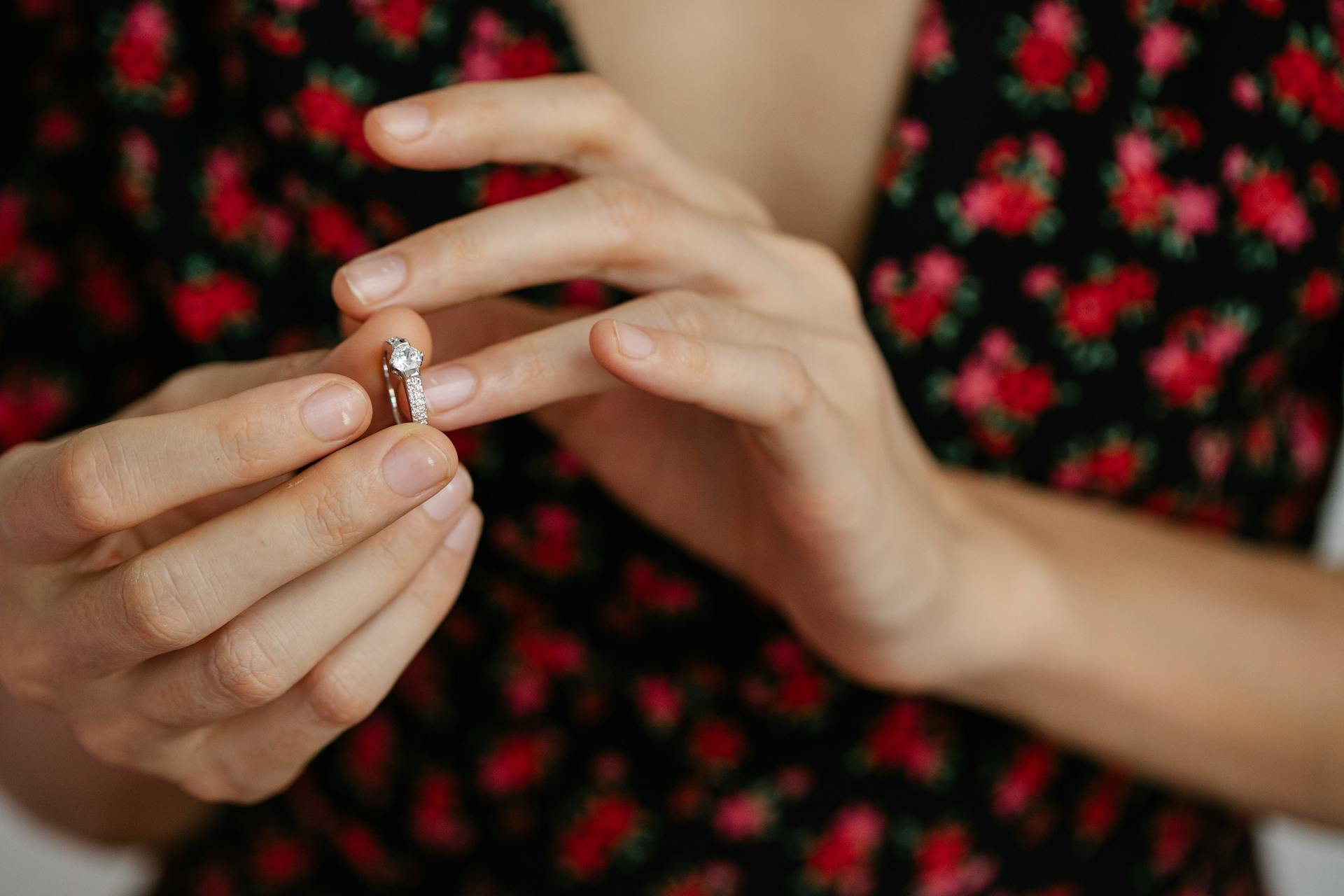 Une femme mettant une bague à son doigt | Source : Pexels