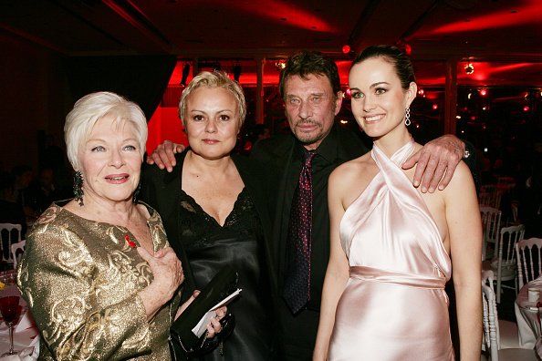 Line Renaud, Muriel Robin, Johnny Hallyday and Laetitia Hallyday. | Photo : Getty Images