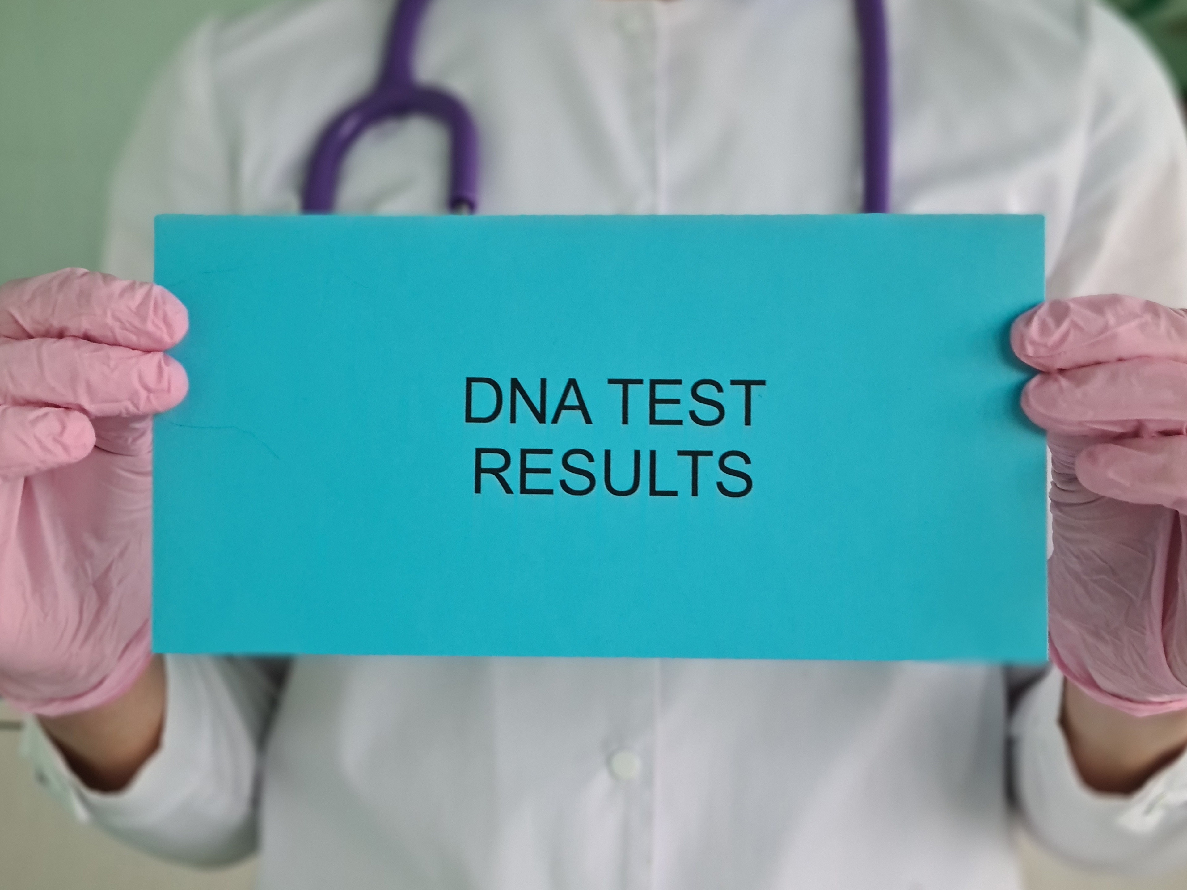 Un médecin tenant une enveloppe avec les résultats d'un test ADN | Source : Shutterstock