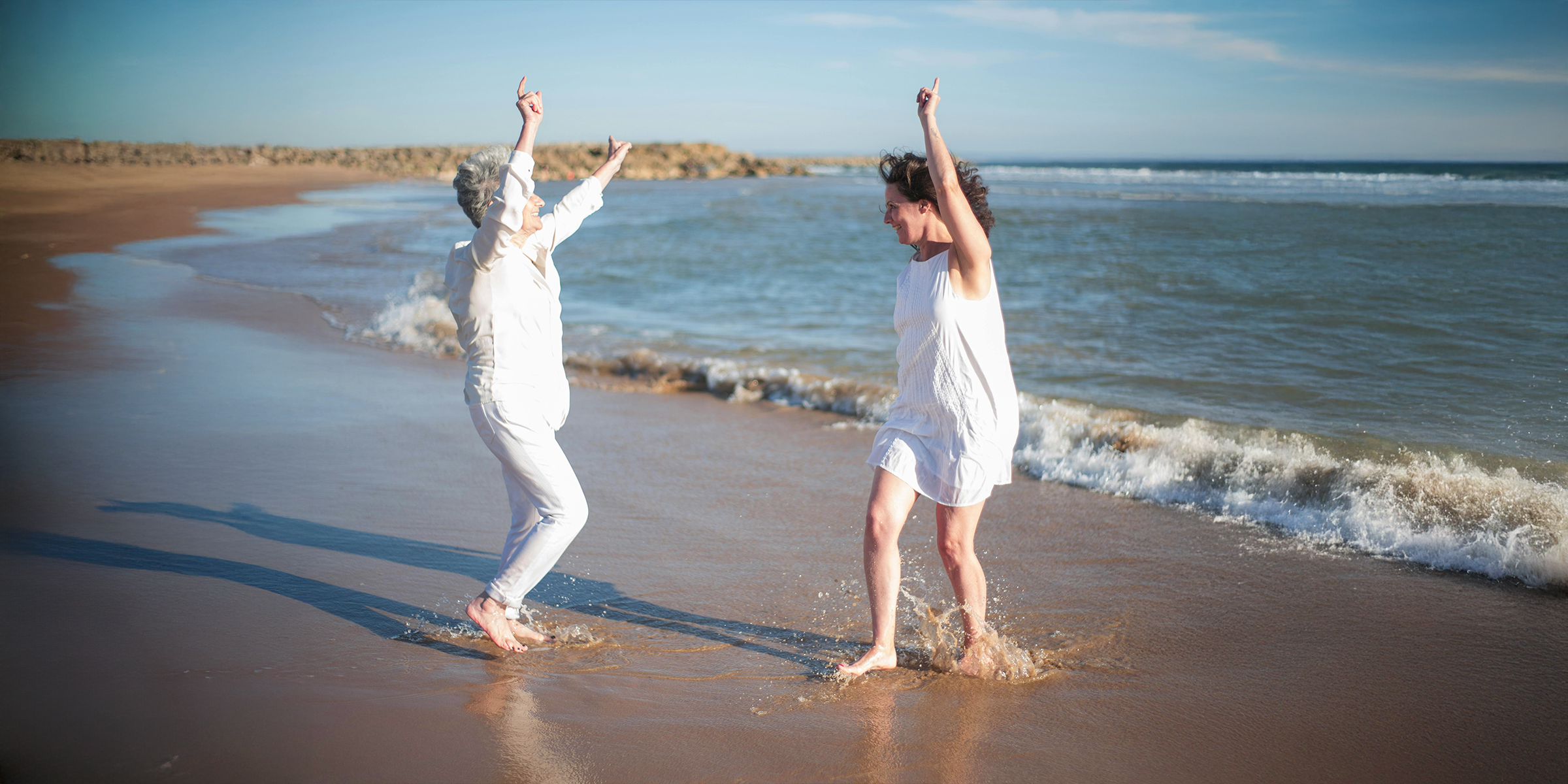 Deux femmes dansent sur la plage | Source : Pexels