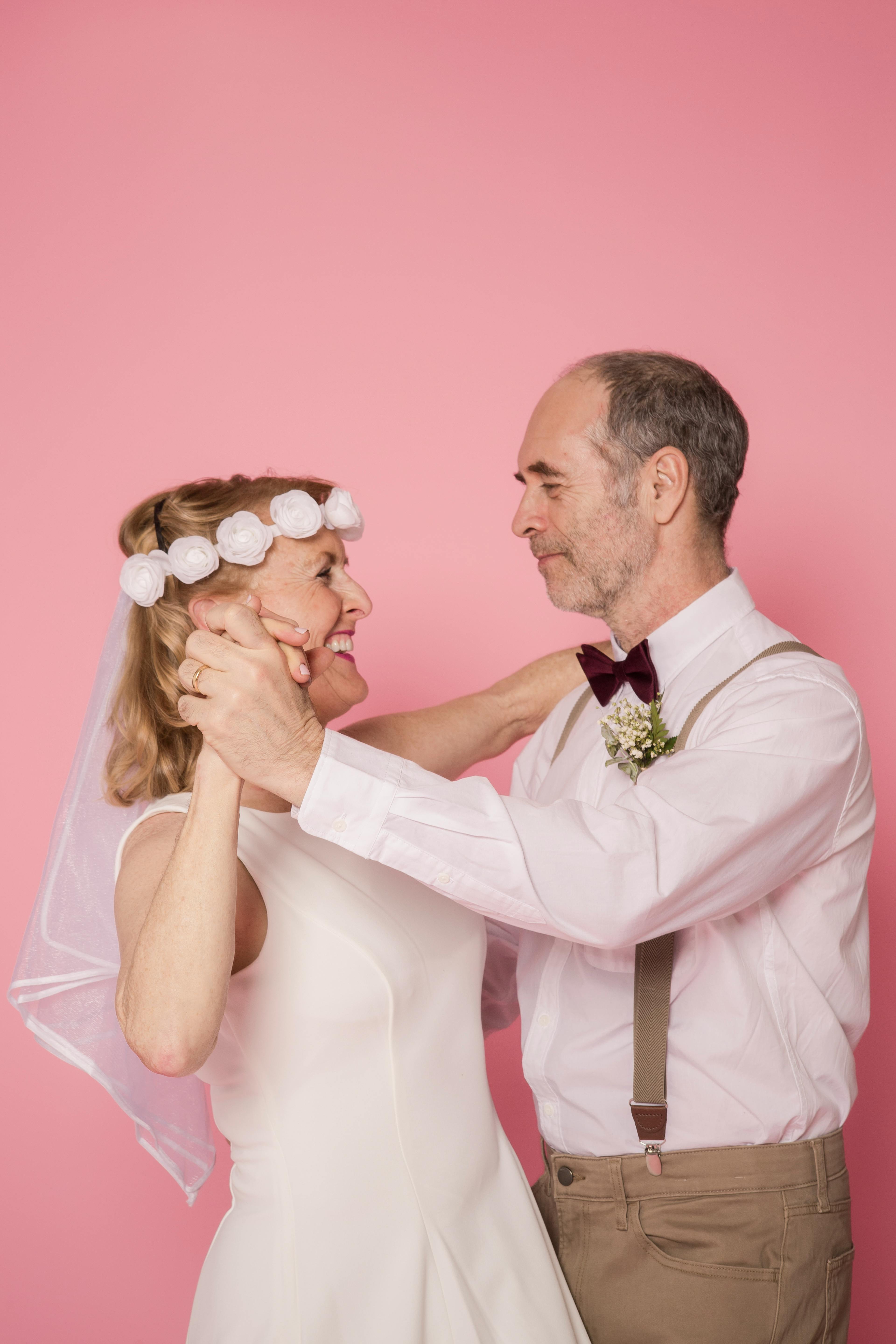 Une femme en robe de mariée qui danse avec son partenaire | Source : Pexels