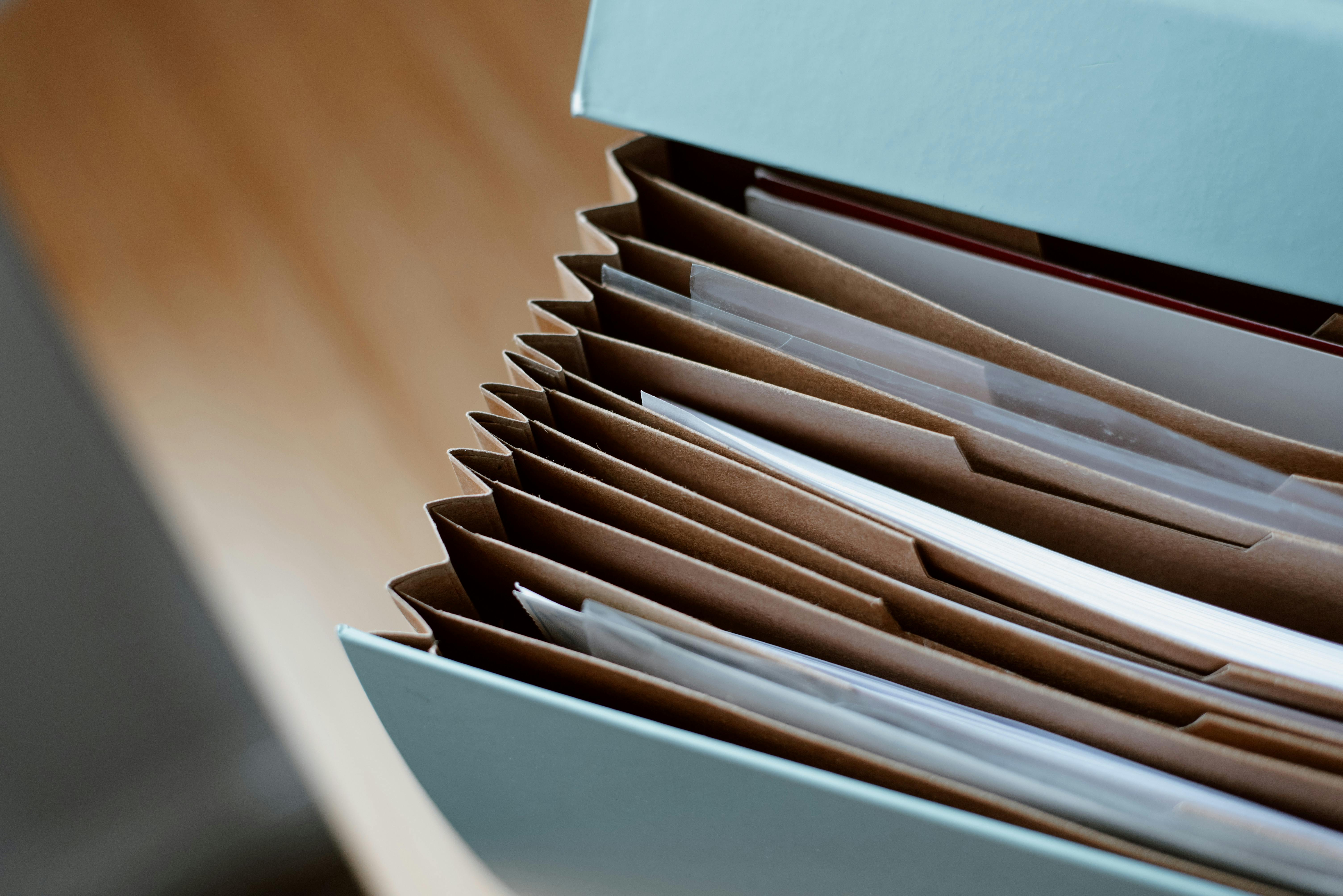 Un dossier avec des documents | Source : Pexels