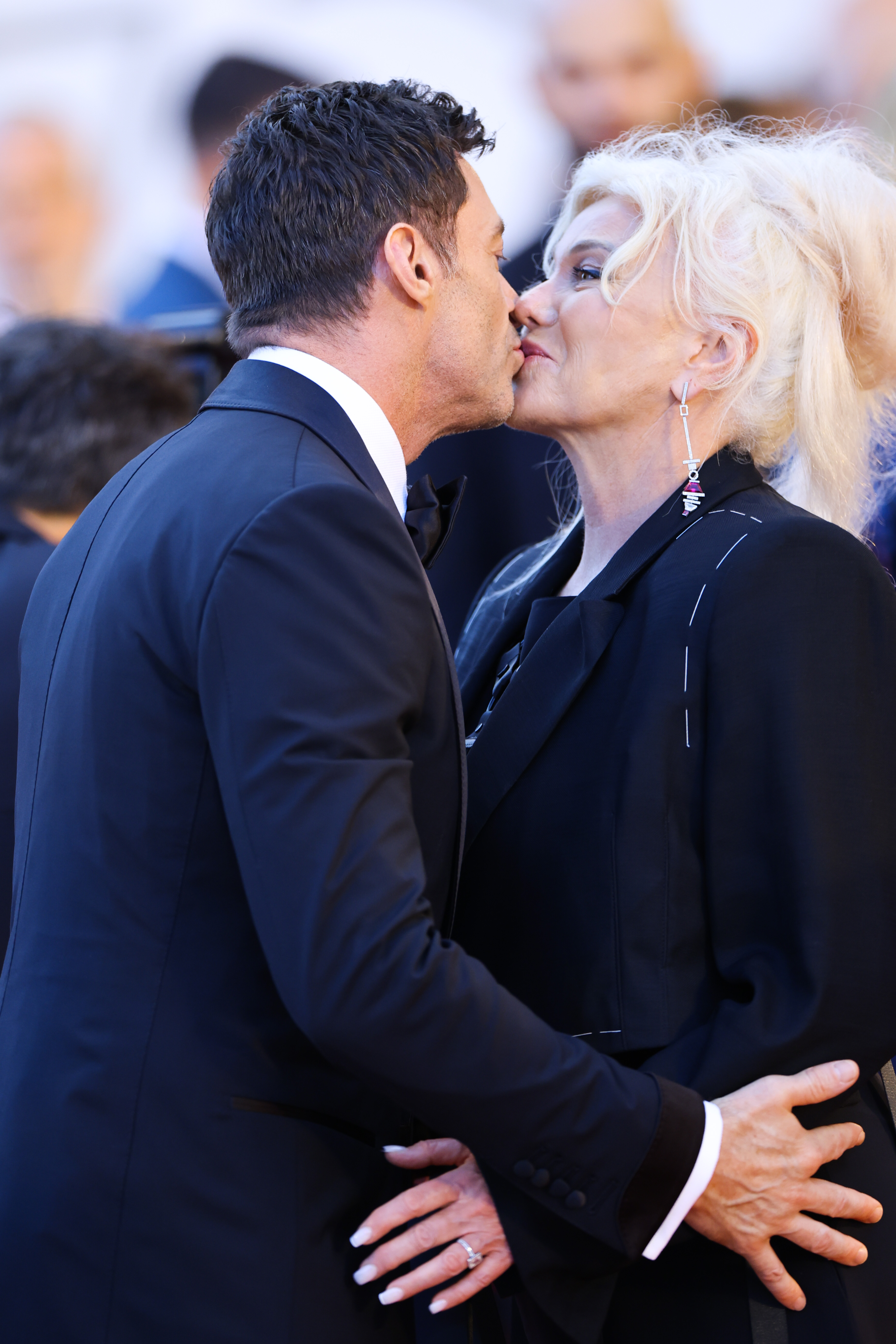 Hugh Jackman et Deborra-Lee Furness s'embrassent lors de la première de "The Son" au 79ème Festival International du Film de Venise, 2022 | Source : Getty Image