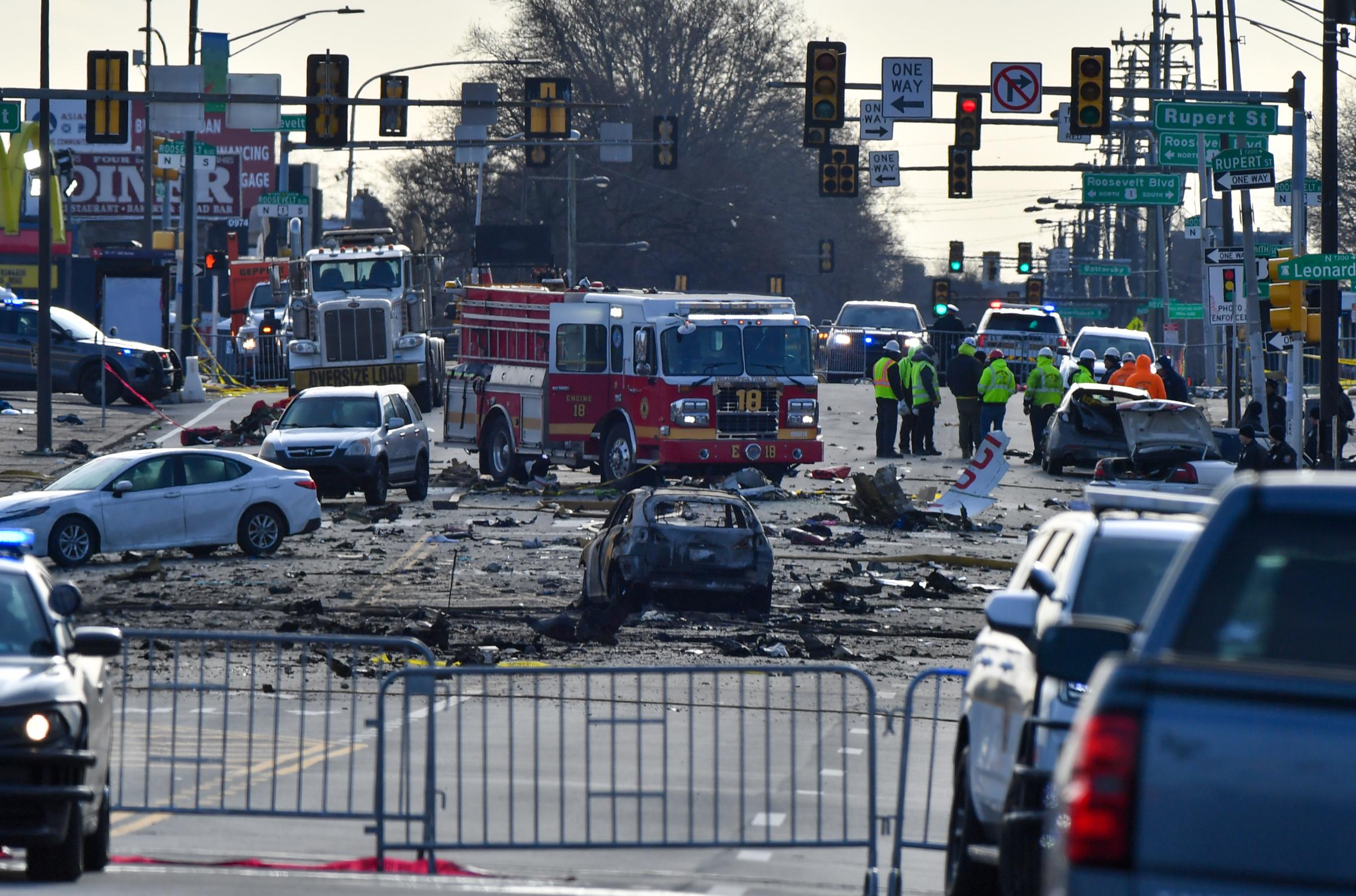 L'enquête sur le site de l'accident d'un jet médical dans le nord-est de Philadelphie se poursuit le 1er février 2025 | Source : Getty Images