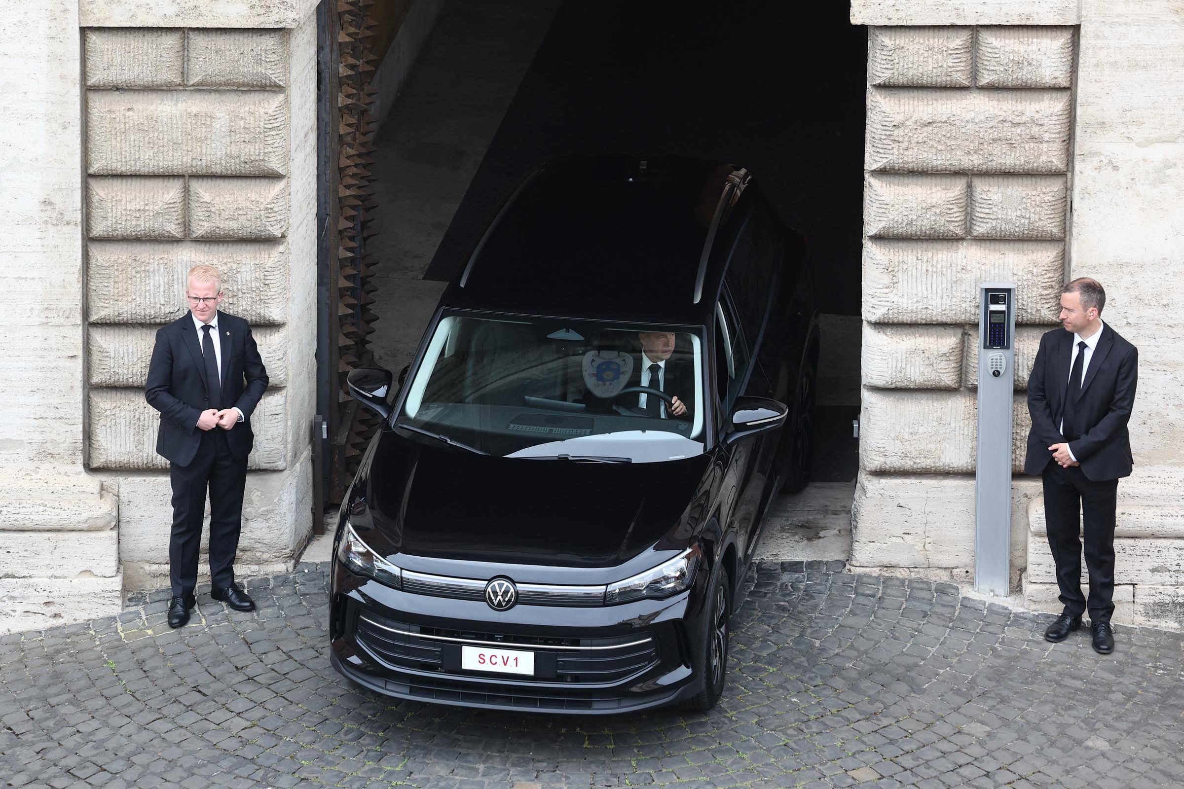 Une voiture avec le pape Léon XIV avant la prière du Regina Caeli sur le balcon de la basilique Saint-Pierre, le 11 mai 2025. | Source : Getty Images