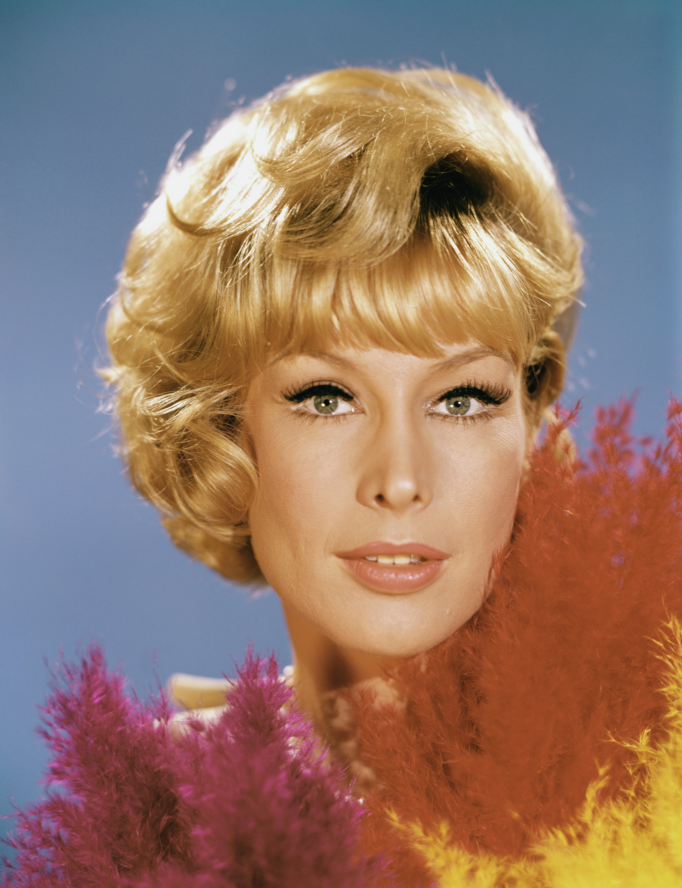 Barbara Eden arborant une coiffure courte et un maquillage des yeux. | Source : Getty Images