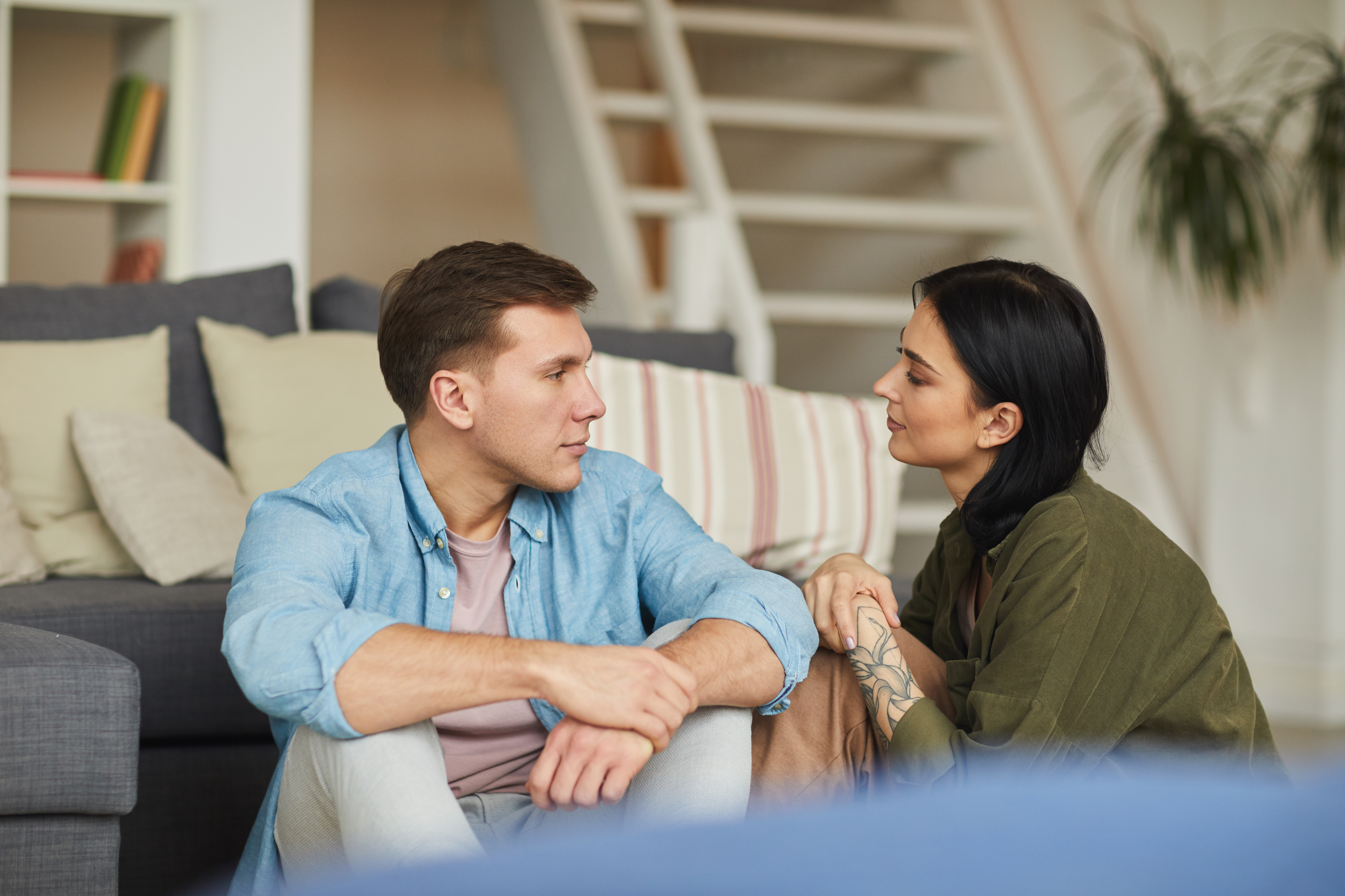 Un couple en train de parler | Source : Shutterstock