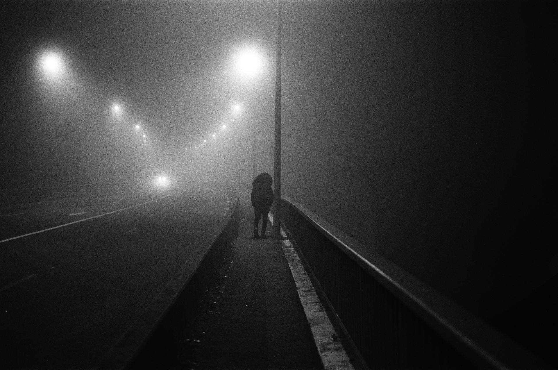 Photo en niveaux de gris d'un homme sur un trottoir | Source : Pexels