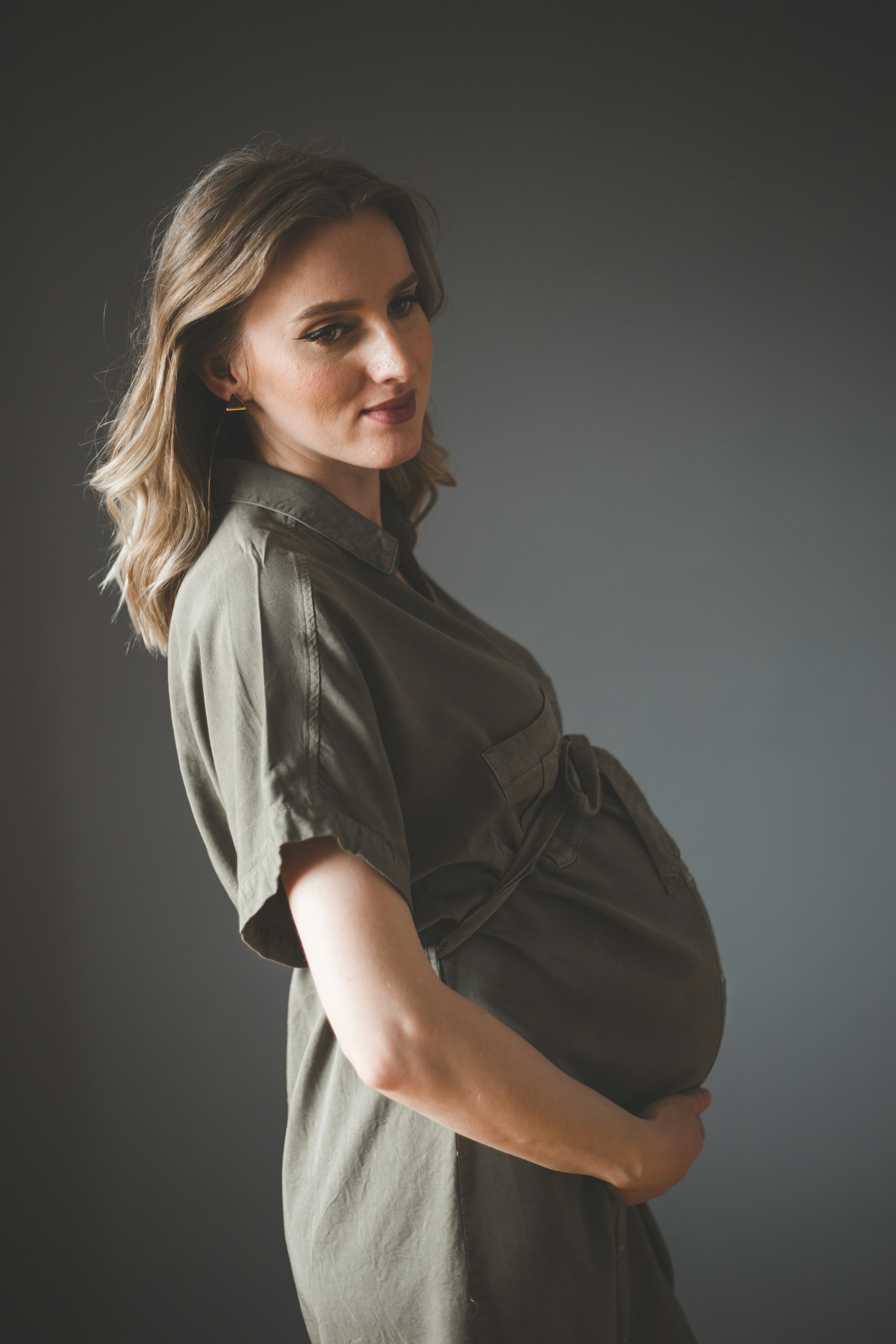Une femme enceinte se tenant le ventre | Source : Unsplash