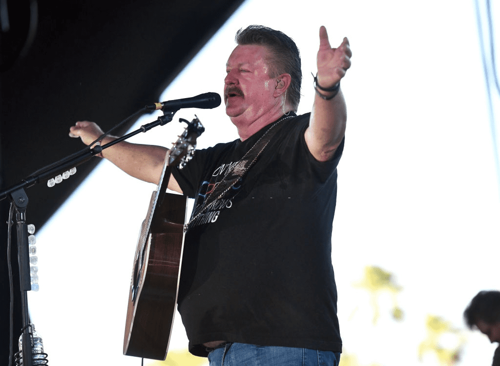 Le chanteur Joe Diffie se produit sur scène lors de la première journée du Stagecoach Country Music Festival de 2019, le 26 avril 2019 à Indio, en Californie. | Photo : Getty Images
