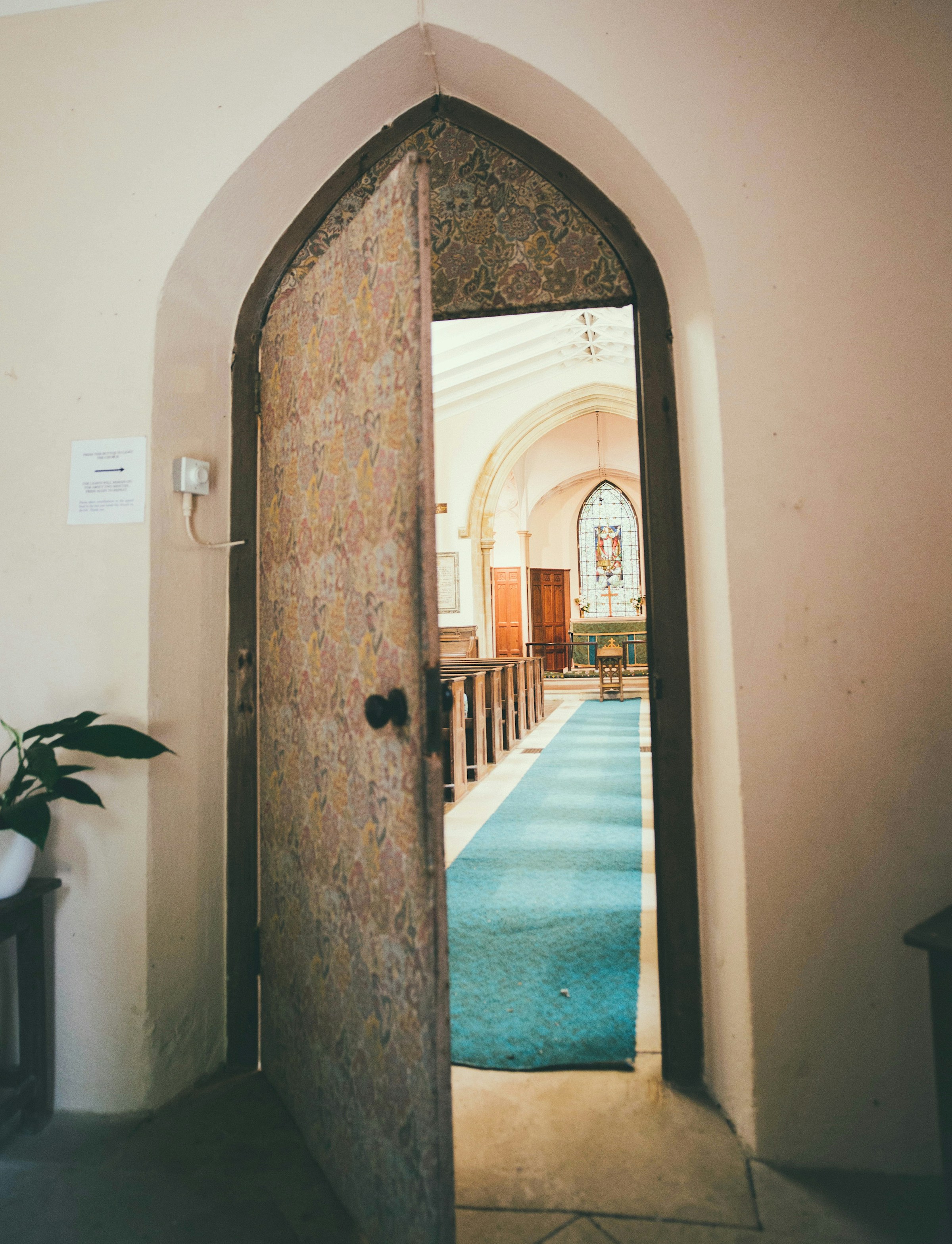 Une porte d'église ouverte | Source : Pexels