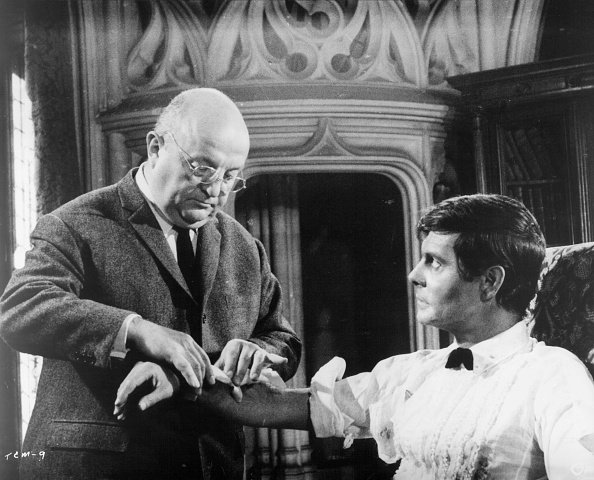 Bernard Blier manipule le bras de Louis Jourdan dans une scène du film "Pour commettre un meurtre", 1967. | Photo : Getty Image