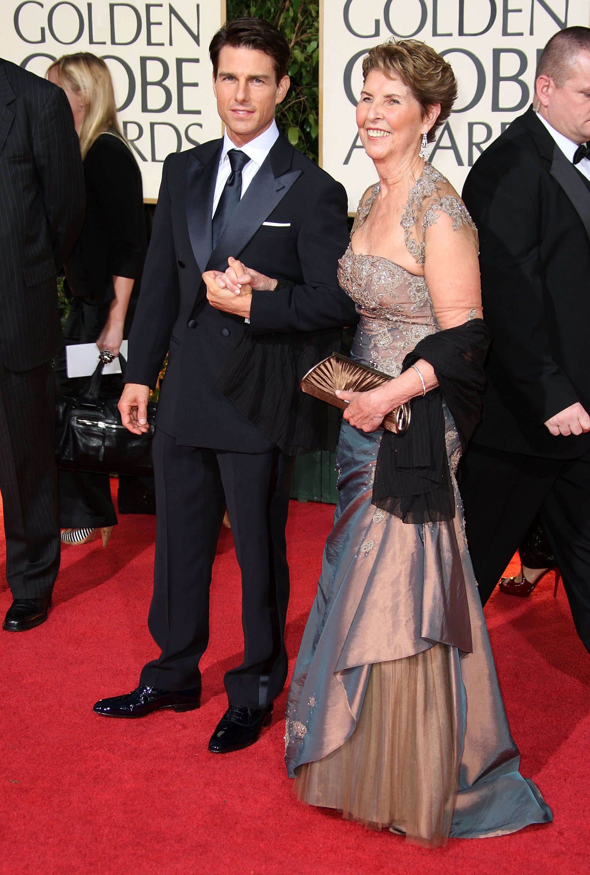 Tom Cruise arrive avec sa mère Mary Lee Pfeiffer à la 66e cérémonie annuelle des Golden Globe Awards qui s'est tenue à l'hôtel Beverly Hilton le 11 janvier 2009 à Beverly Hills, en Californie. | Source : Getty Images