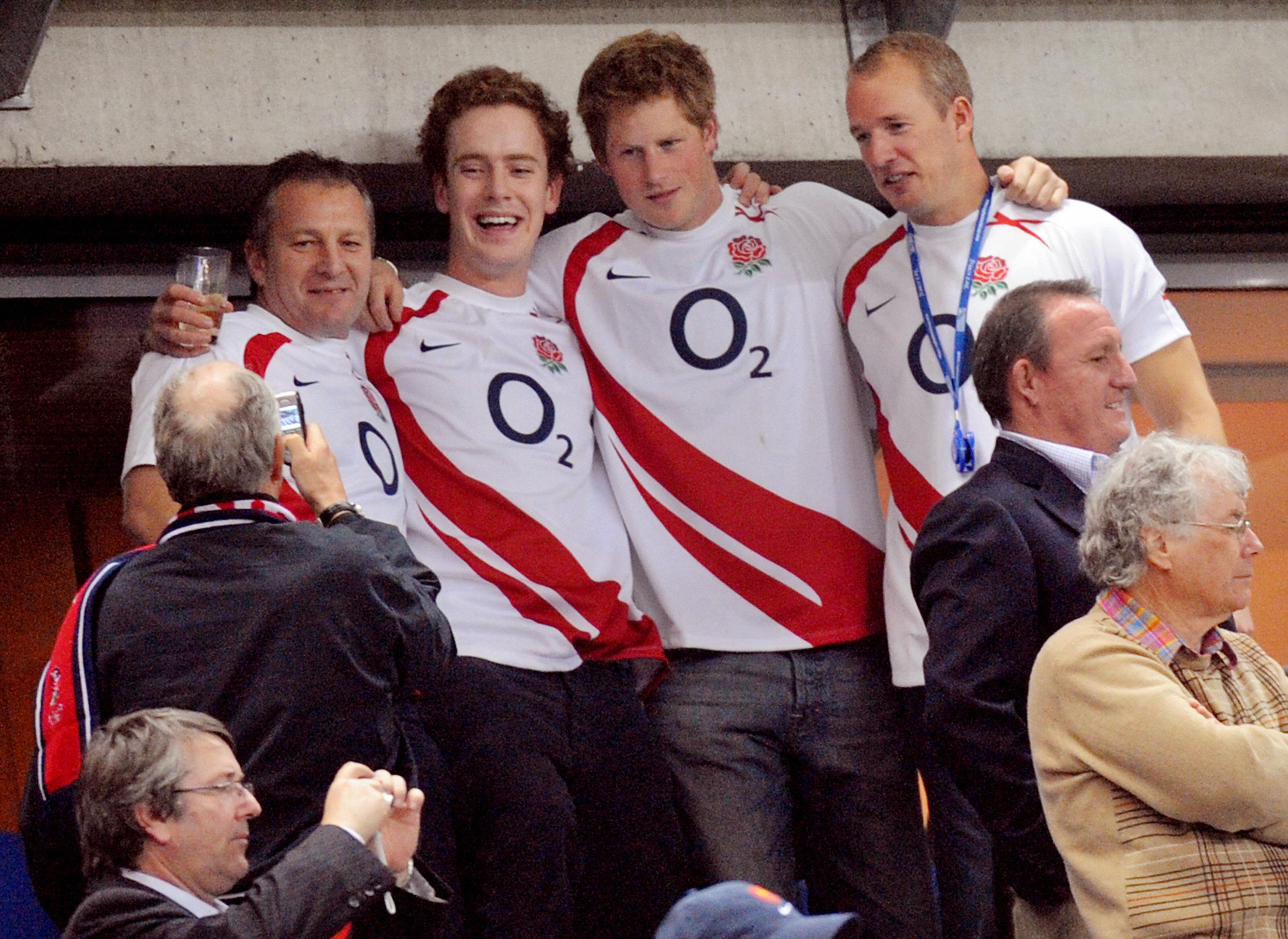Le prince Harry célébrant la victoire de l'Angleterre avec des amis à la fin du match de demi-finale de la Coupe du monde de rugby 2007 opposant l'Angleterre à la France, au Stade de France, le 13 octobre 2007 à Saint-Denis, Paris. | Source : Getty Images