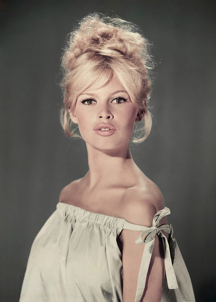 Brigitte Bardot portant une robe bleu clair à épaules nues | Source : Getty Images