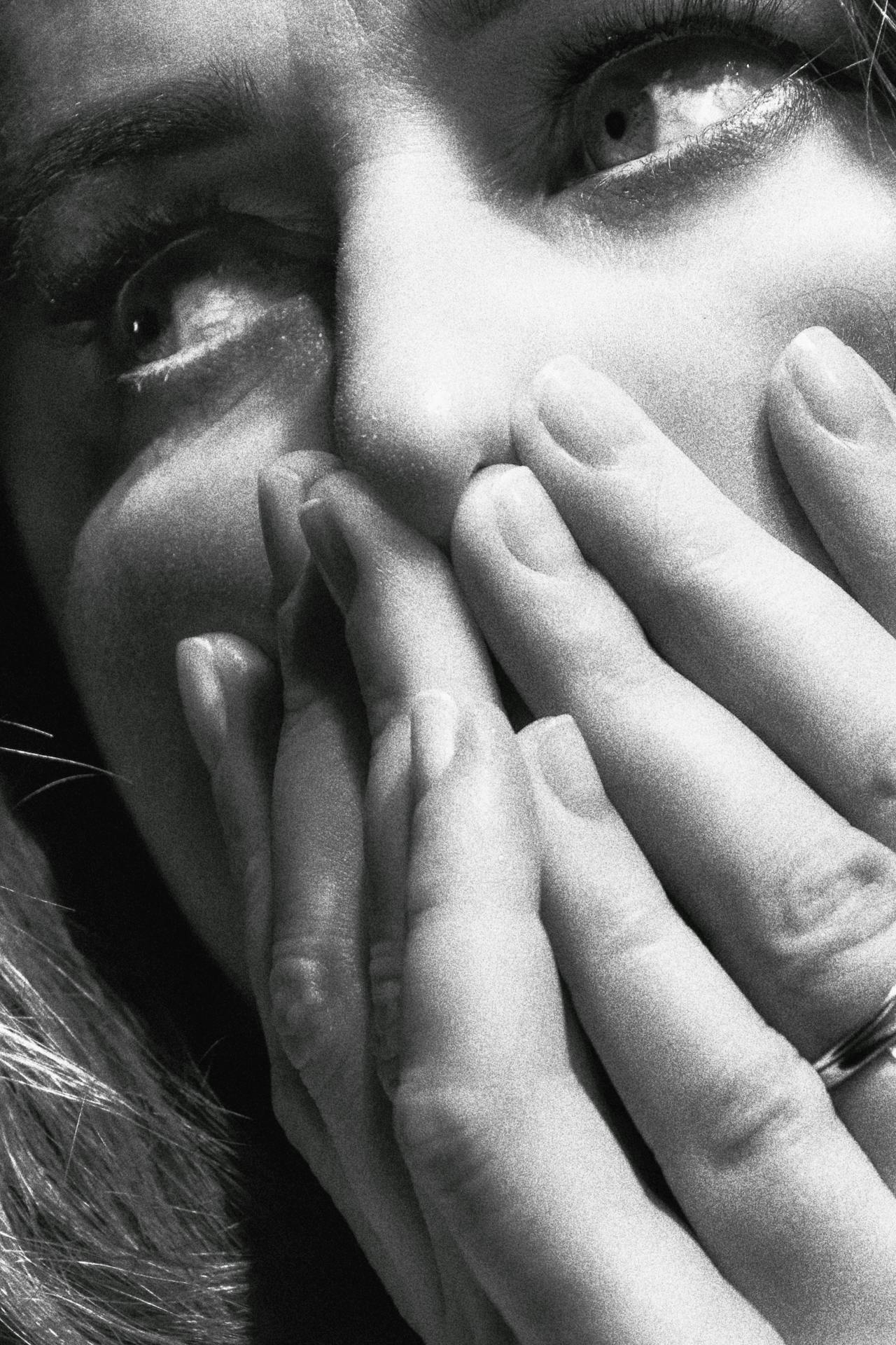 Photo en niveaux de gris d'une femme secouée | Source : Pexels