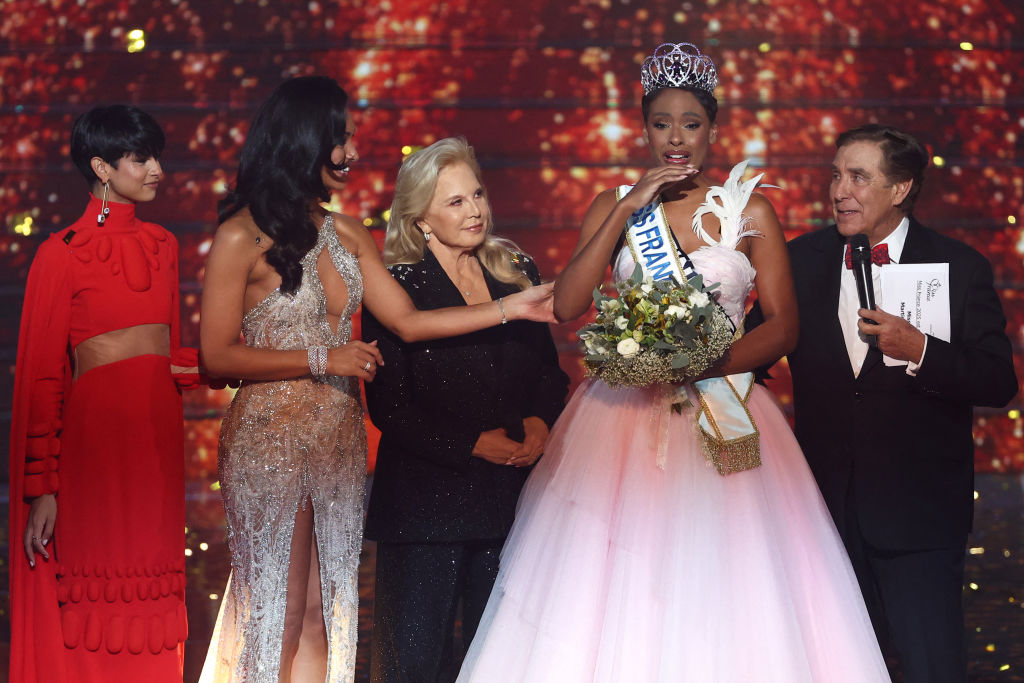 Miss Martinique Angélique Angarni-Filopon, à côté de Miss France 2024 Eve Gilles, et Miss France 2005 Cindy Fabre, présidente du jury et la chanteuse française Sylvie Vartan | Source : Getty Images