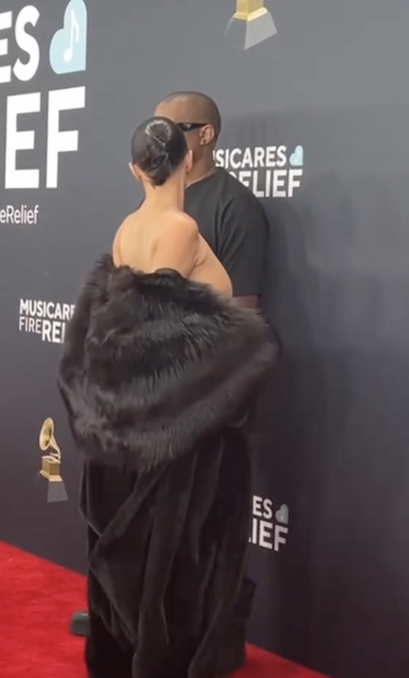 Kanye West et Bianca Censori posent lors de la 67e édition des Grammy Awards, le 2 février 2025, à Los Angeles, en Californie. | Source : TikTok.com/CBSMornings