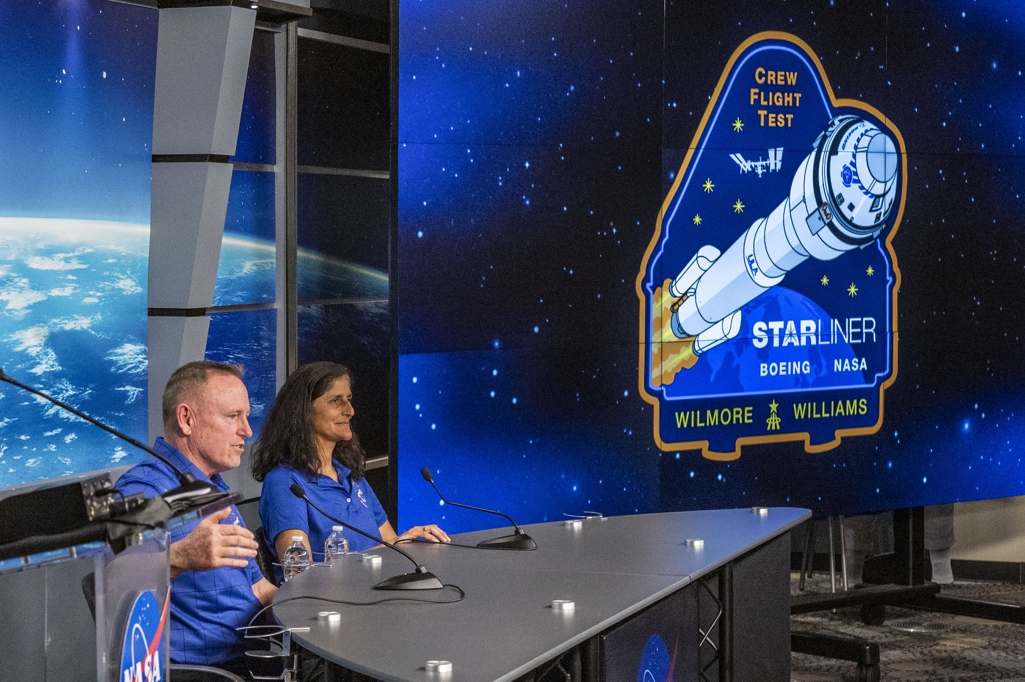 Barry Butch Wilmore et Sunita Suni Williams, répondent aux questions lors d'un point presse En mars 2024 | Source : Getty Images