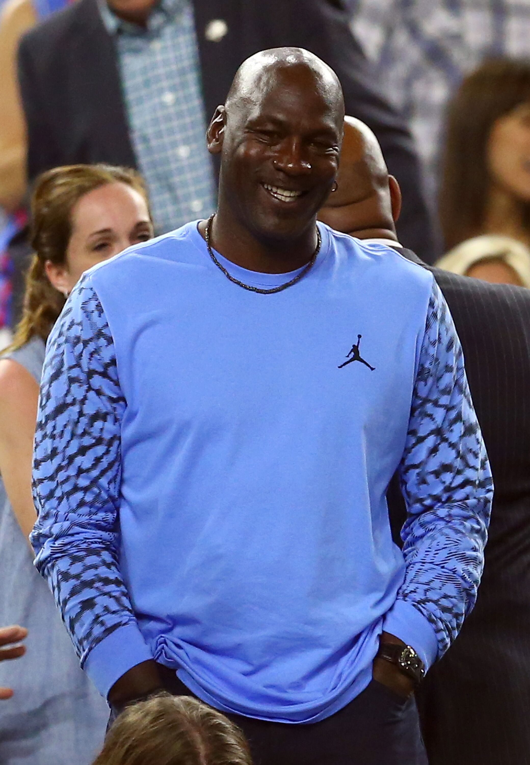Michael Jordan réagit lors du championnat national masculin Final Four de la NCAA de 2016. | Source : Getty Images
