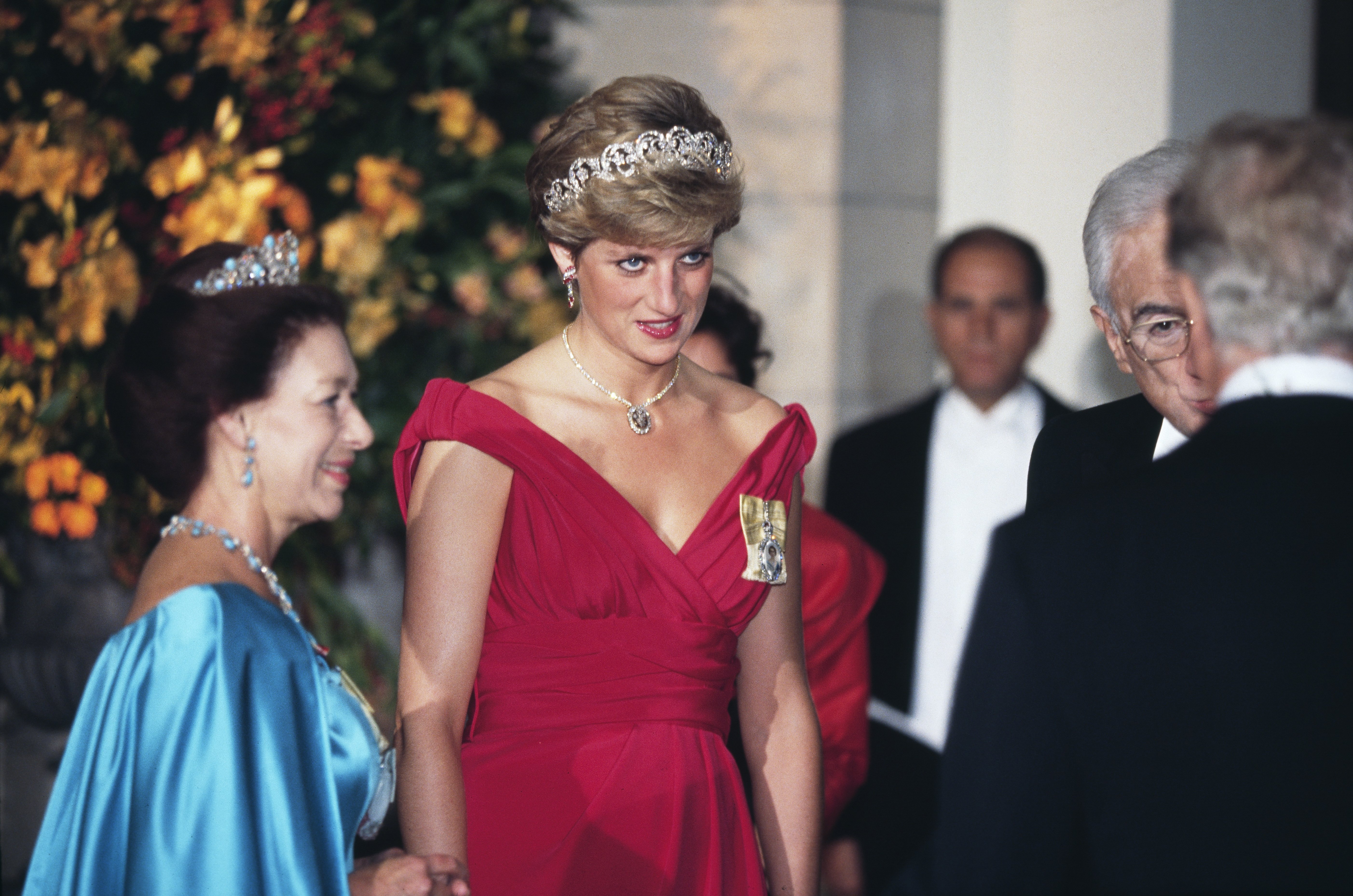 La princesse Margaret et la princesse Diana, lors d'un banquet organisé en l'honneur du président italien Francesco Cossiga, au Victoria and Albert Museum de Londres, en Angleterre, le 25 octobre 1990 |  Source : Getty Images