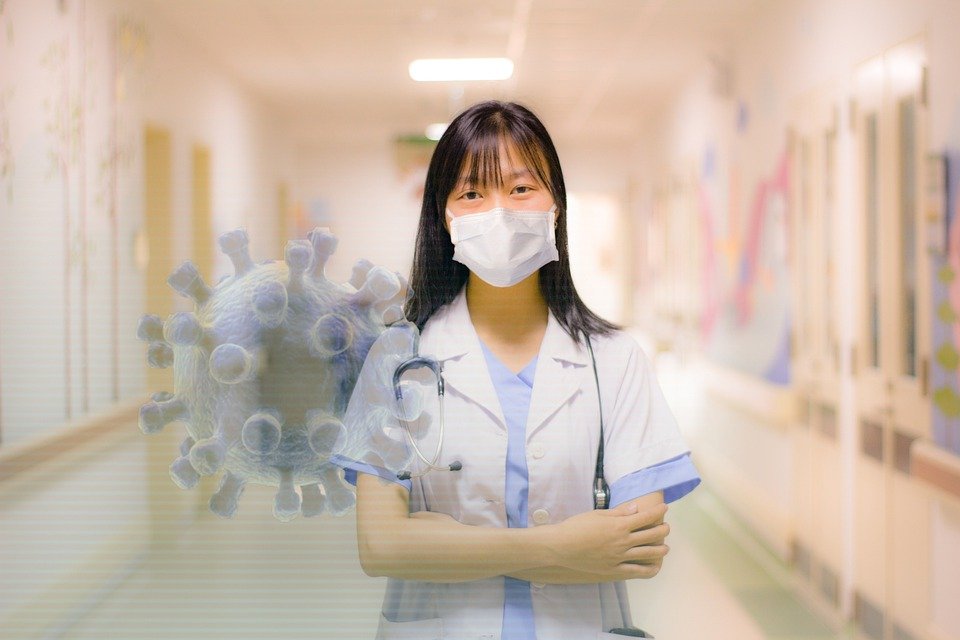 Une infirmière portant un masque chirurgical. | Photo : Pixabay