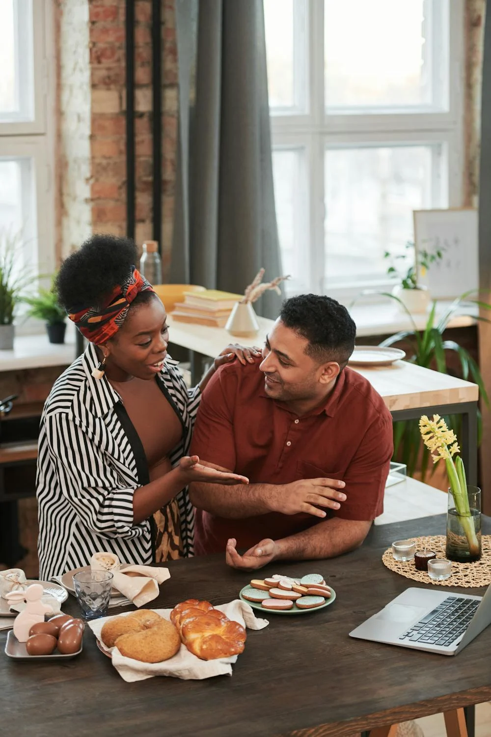 Un homme souriant qui parle à sa femme | Source : Pexels