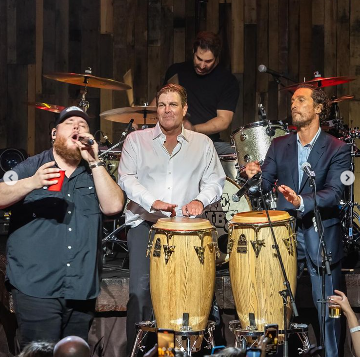 Luke Combs et Matthew McConaughey chantant sur scène avec un groupe, sur une photo partagée sur Instagram en avril 2024 | Source : Instagram/officiallymcconaughey.